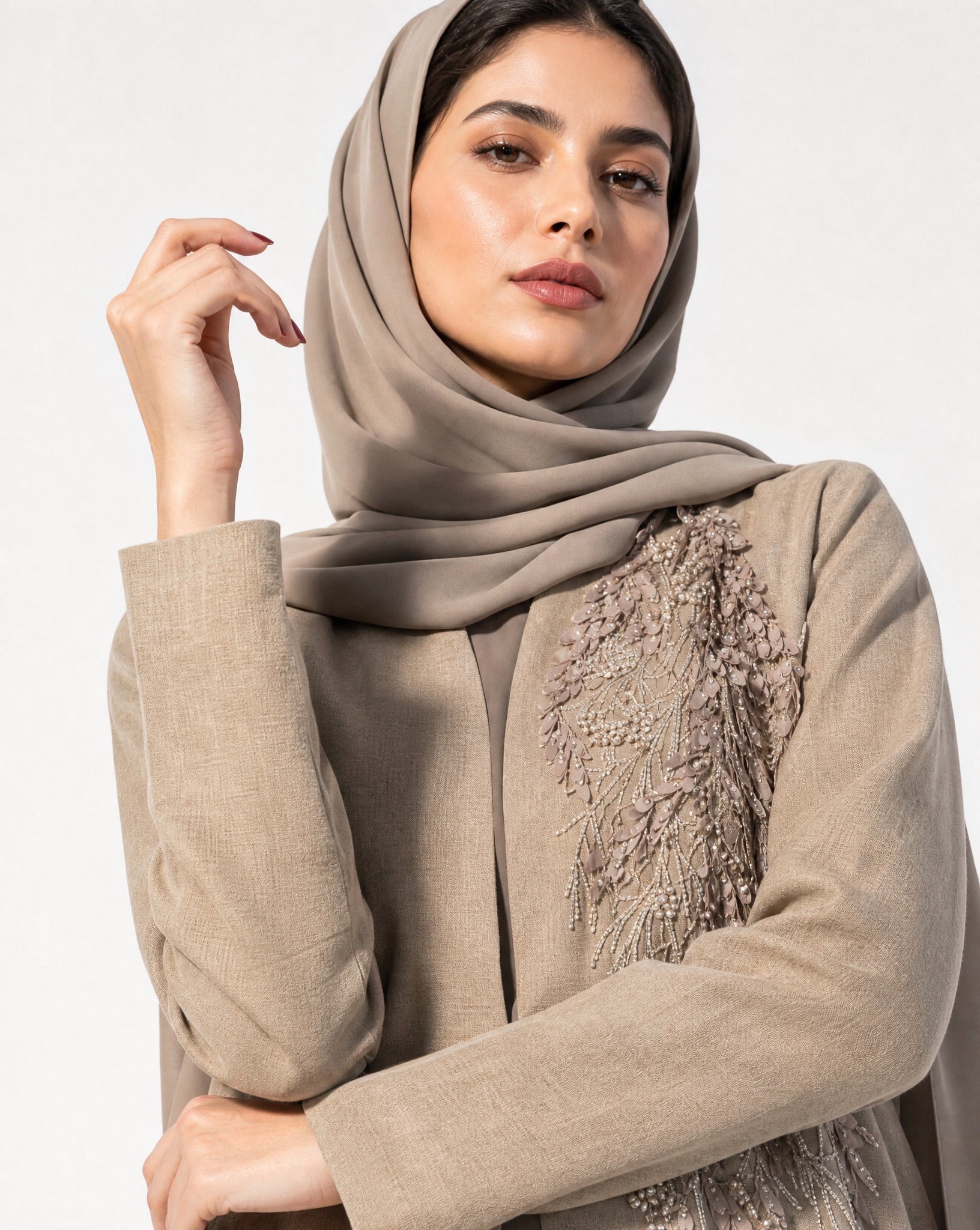 ABY 4612M ABAYA - EMAD RIZQ - MIRA Y MANO