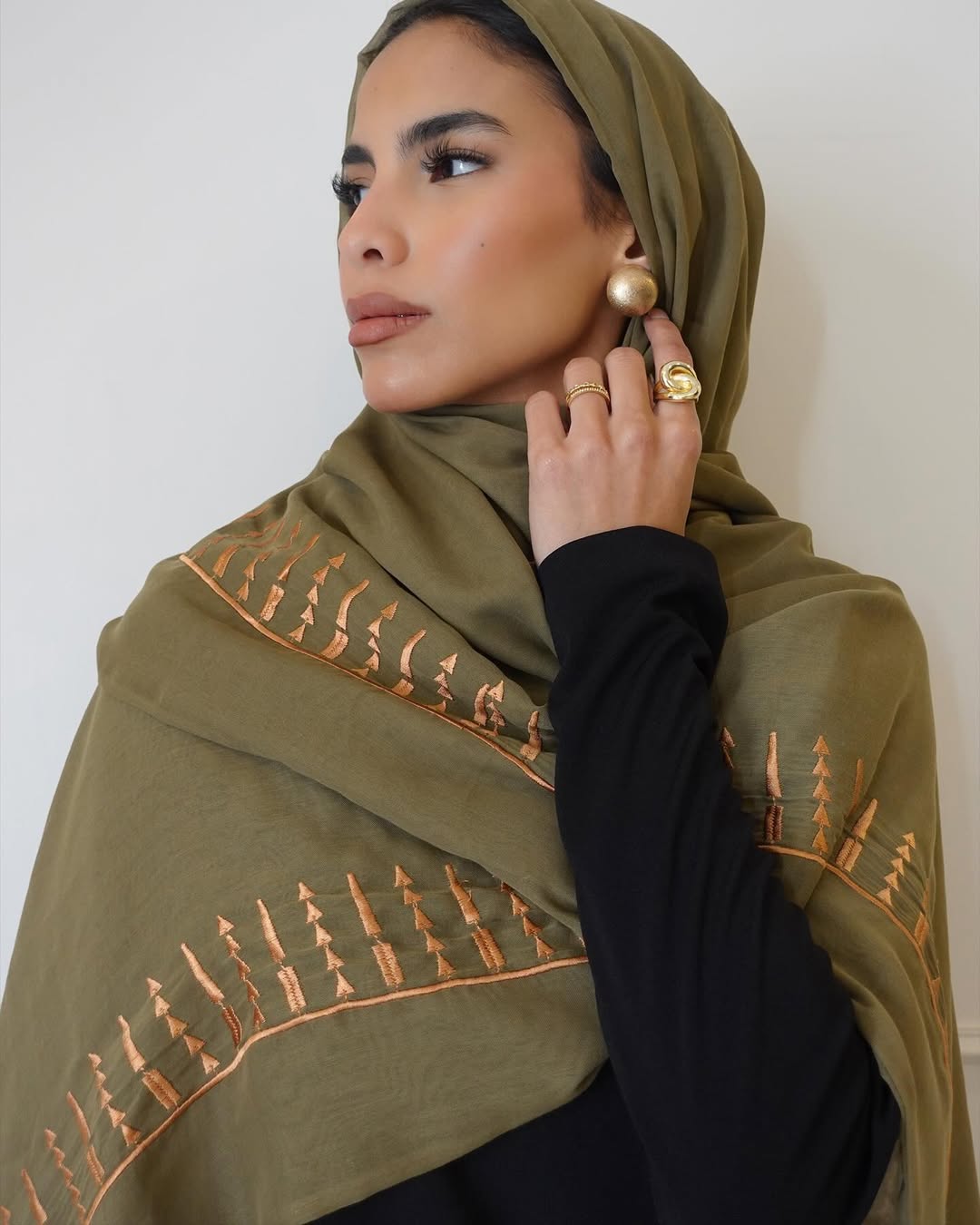 RZ1027 خيط ذهبي – وشاح من الفوال الزيتي – صورة المنتج 1