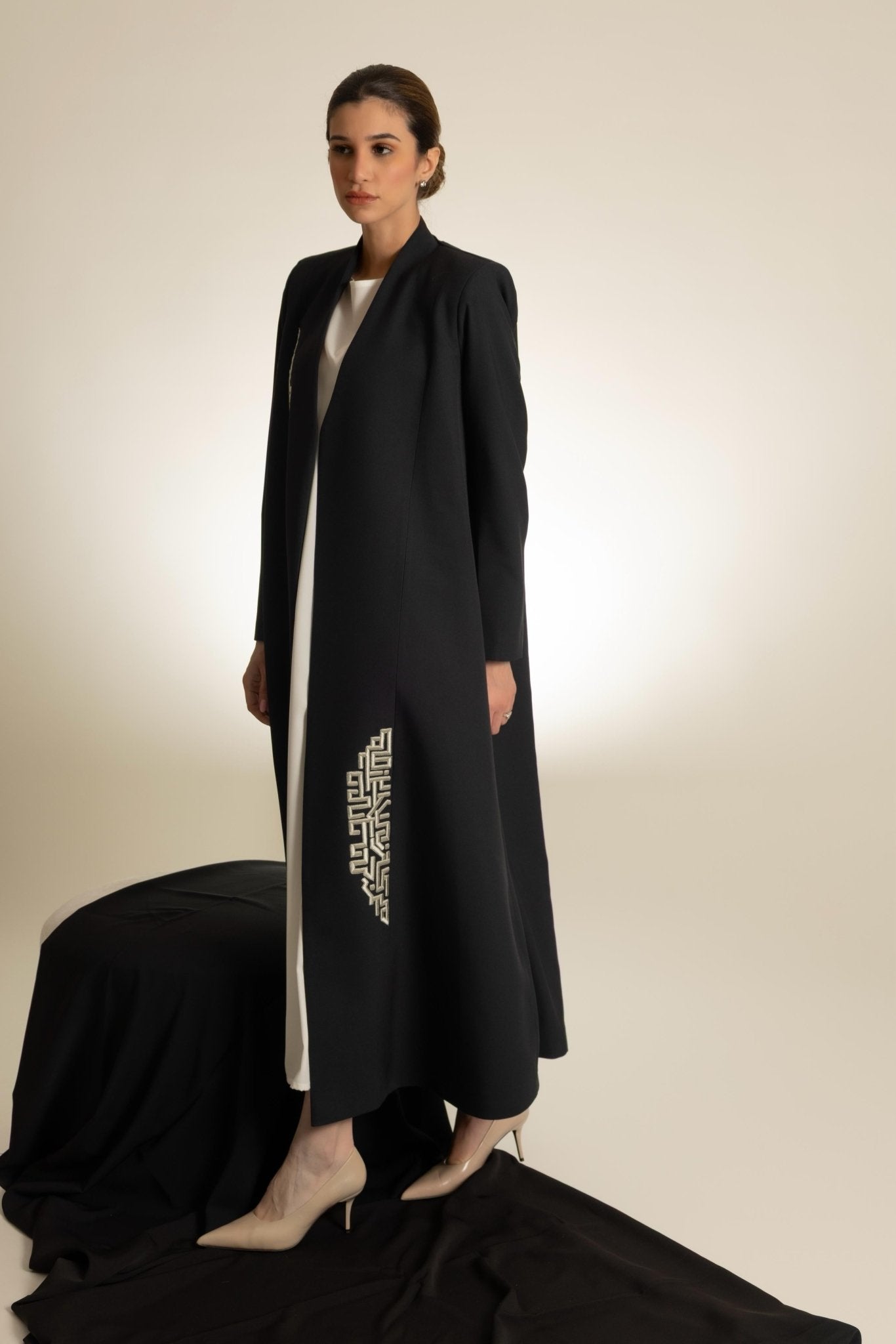 FC 777 ABAYA - FOUZ COUTURE - MIRA Y MANO