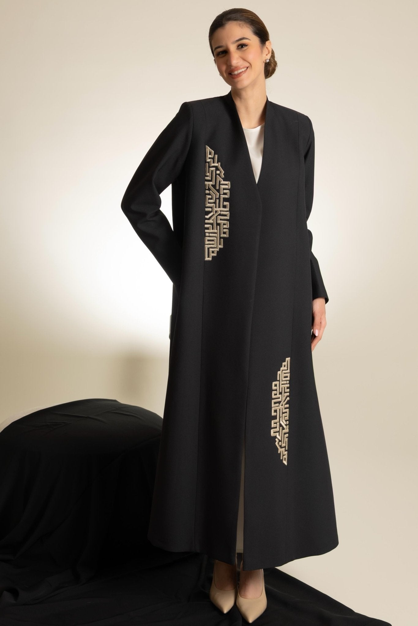 FC 777 ABAYA - FOUZ COUTURE - MIRA Y MANO