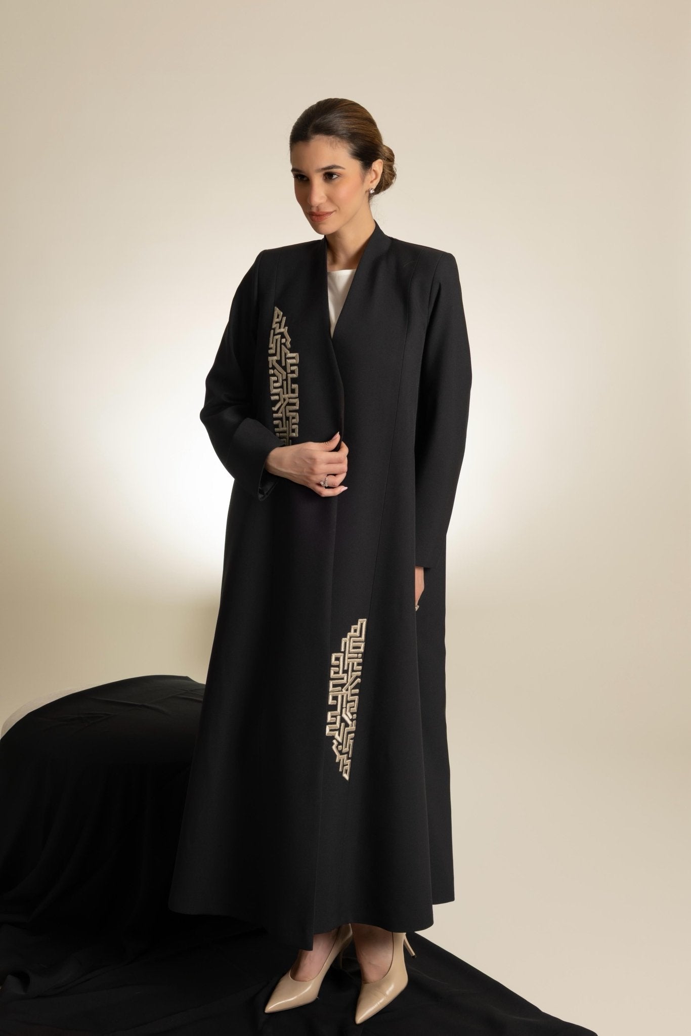 FC 777 ABAYA - FOUZ COUTURE - MIRA Y MANO