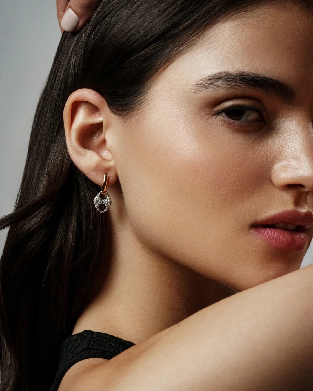 PAVE INFINITY LOOP – Two-Tone Earring - GHALIA - MIRA Y MANO