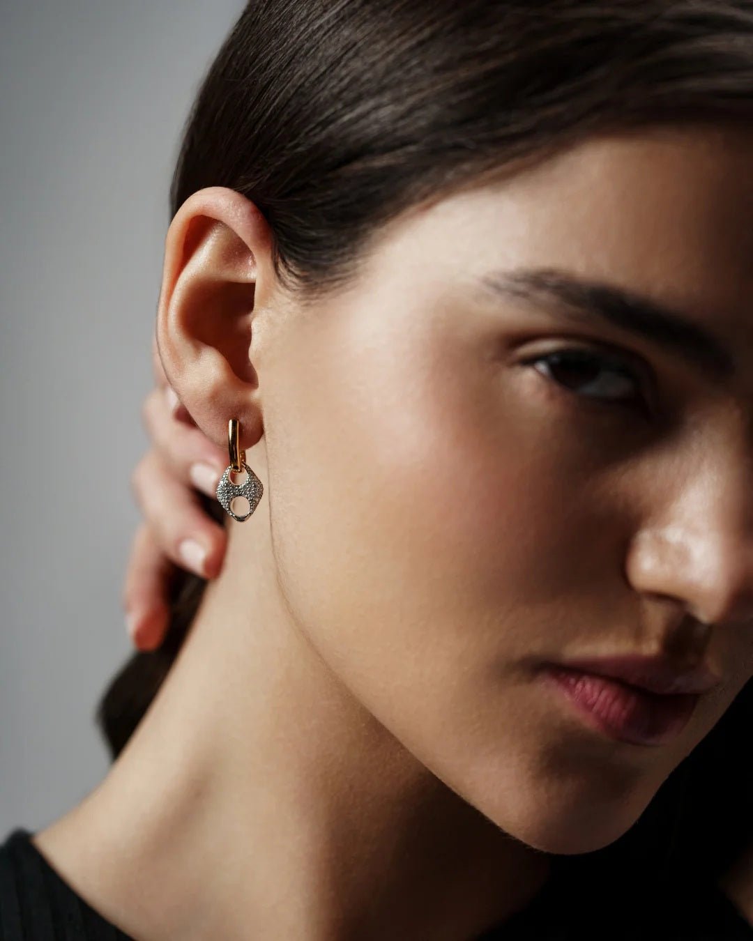 PAVE INFINITY LOOP – Two-Tone Earring - GHALIA - MIRA Y MANO