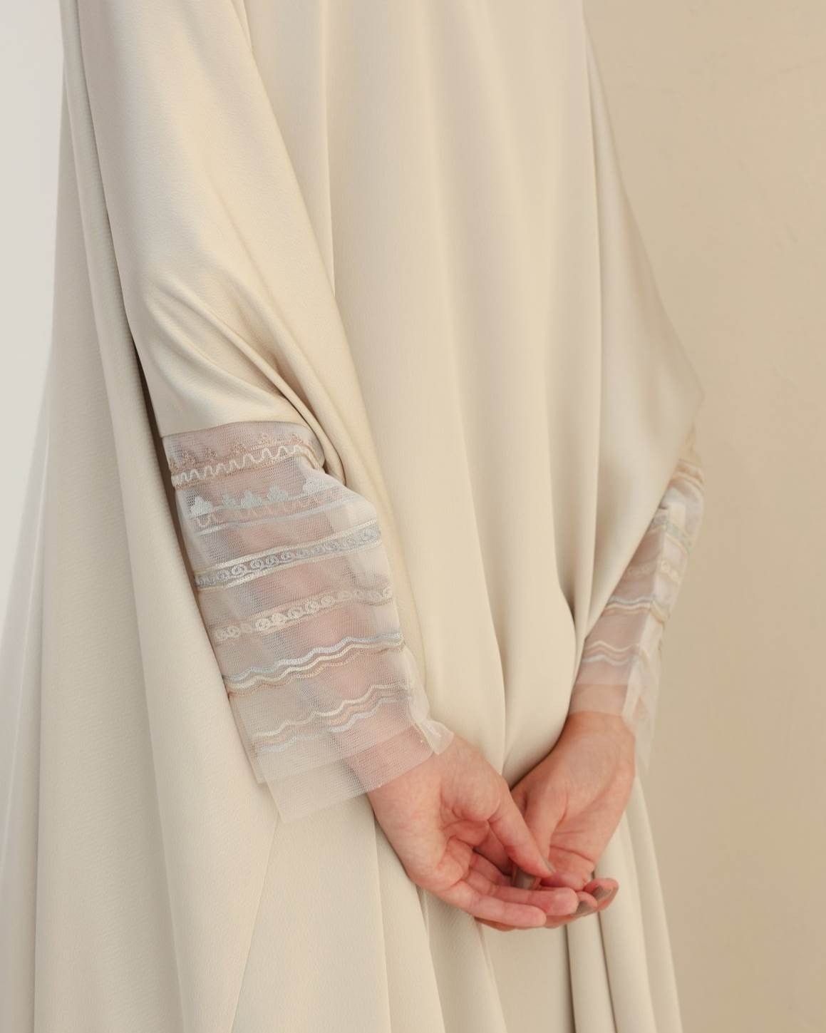 G218-BGE – طقم عباية من الحرير البيج – MIRA Y MANO