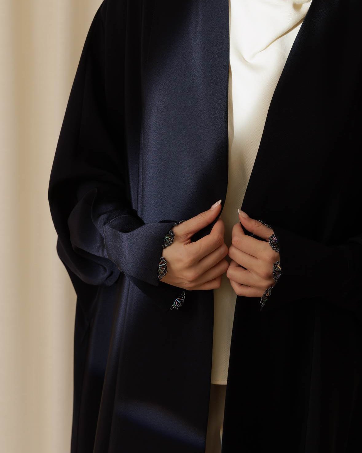 G224-BLK ABAYA - GUL - MIRA Y MANO