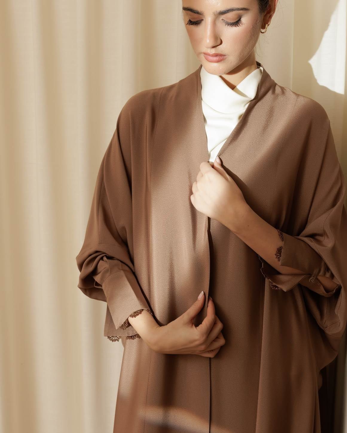 G224-M ABAYA - GUL - MIRA Y MANO