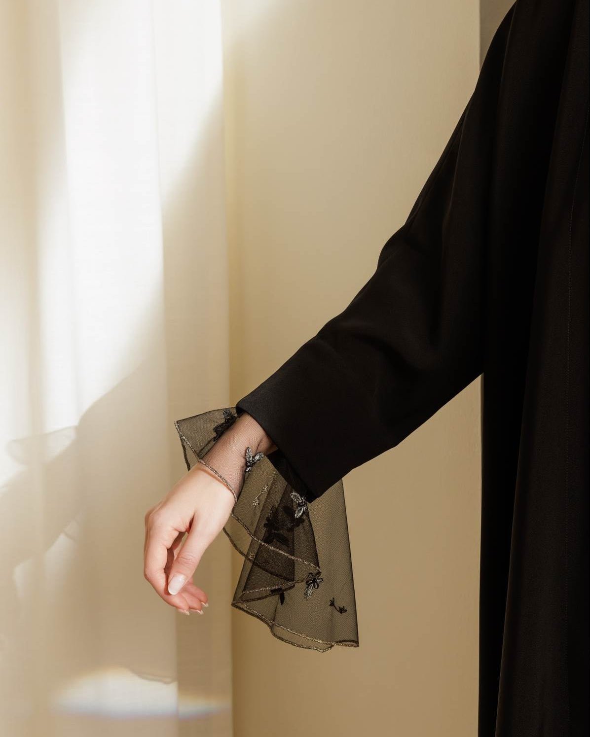 G242-BLK ABAYA - GUL - MIRA Y MANO