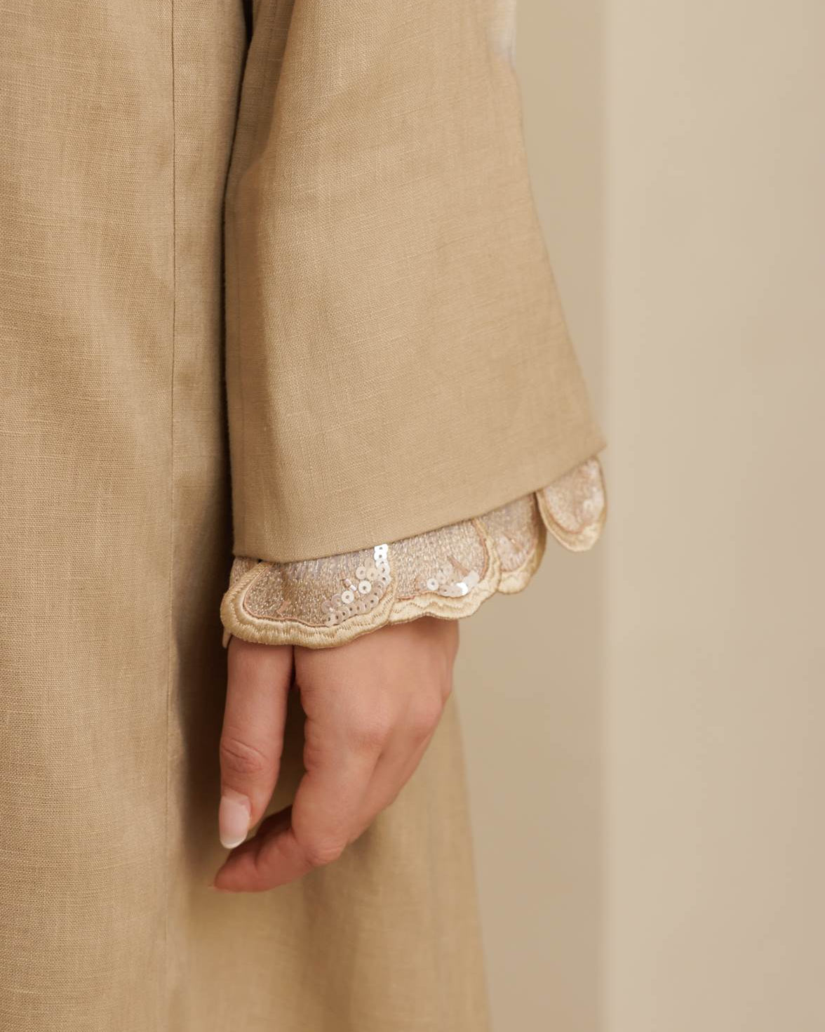 G244-BGE ABAYA - GUL - MIRA Y MANO