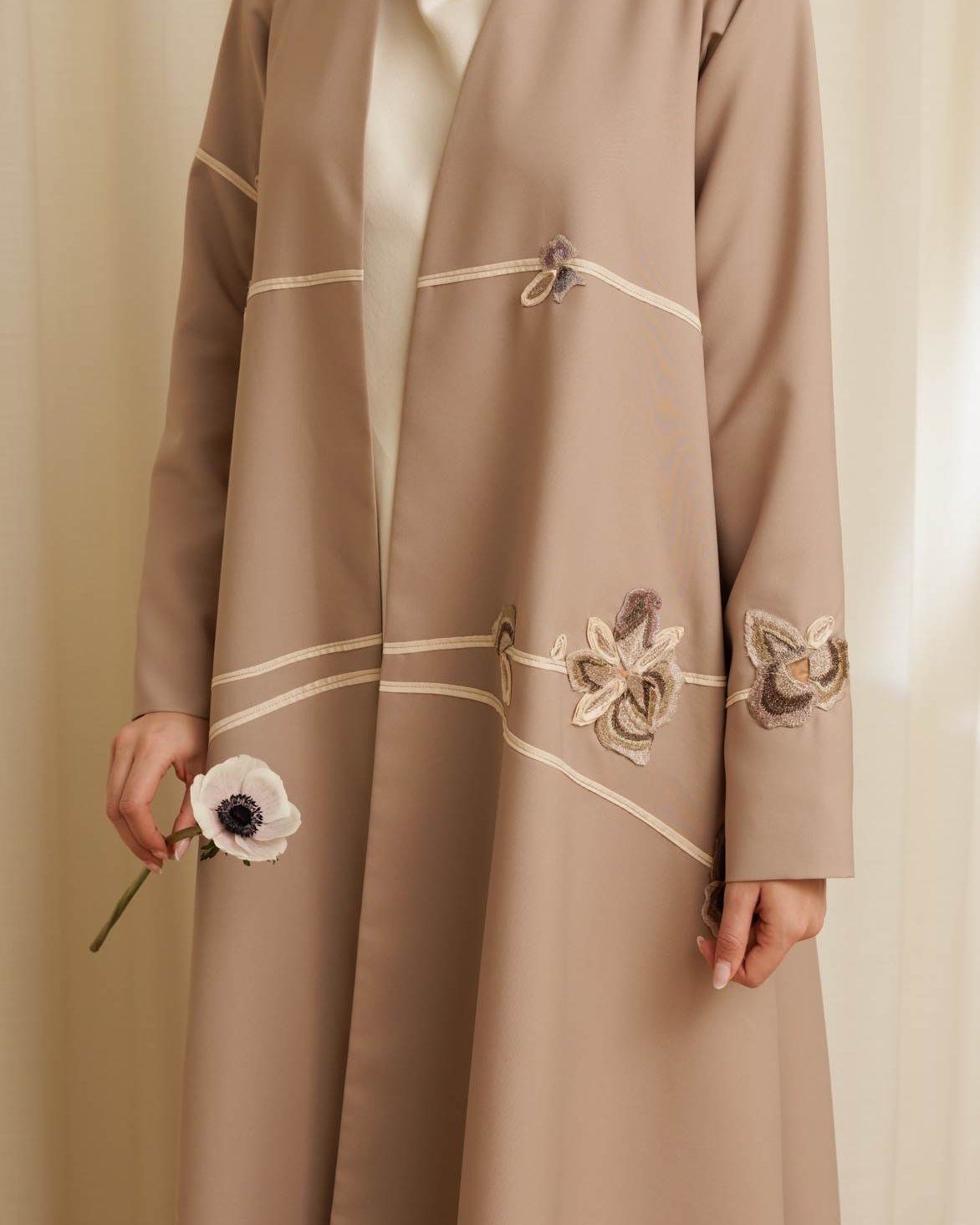 G245-BGE ABAYA - GUL - MIRA Y MANO