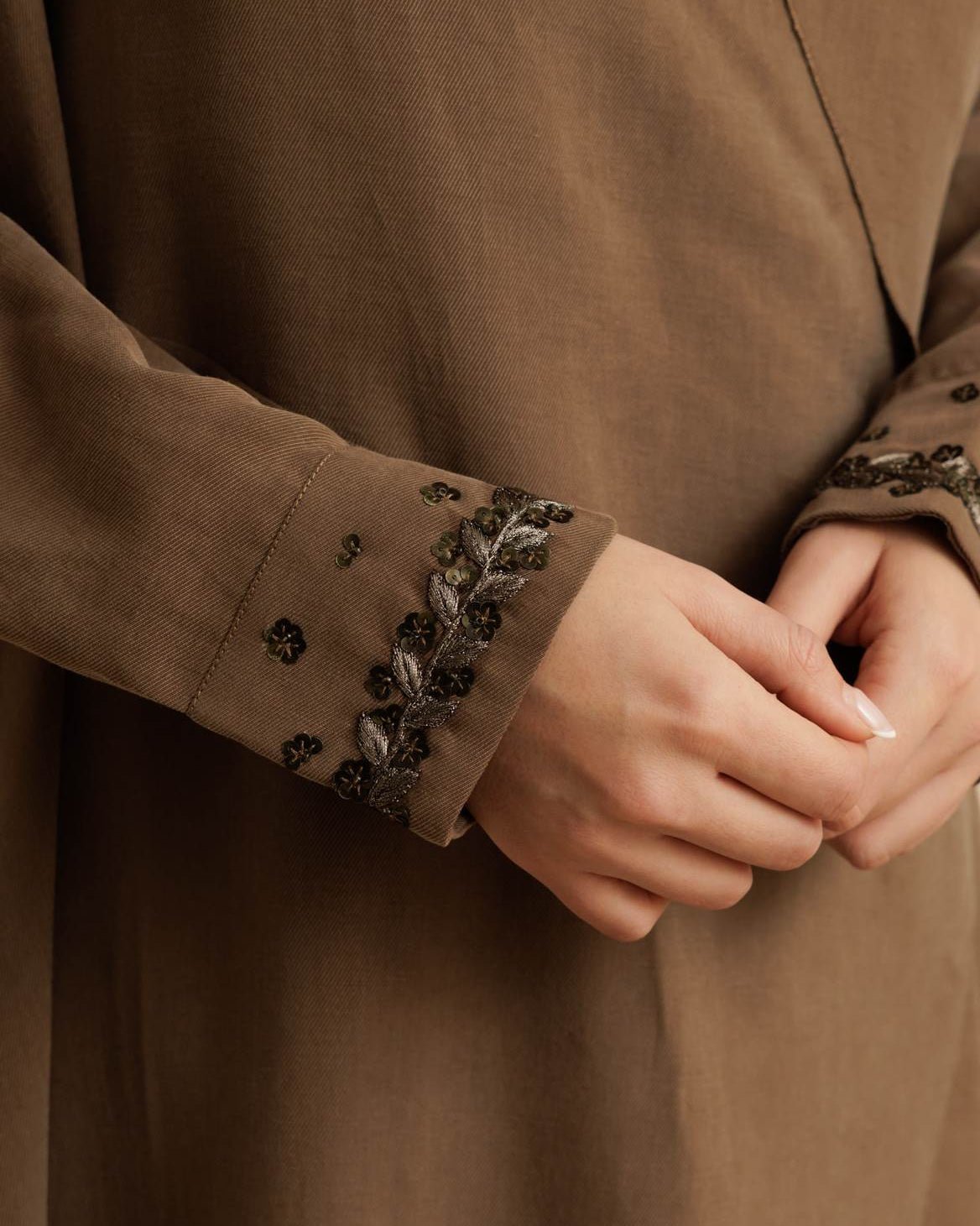G247-KB ABAYA - GUL - MIRA Y MANO