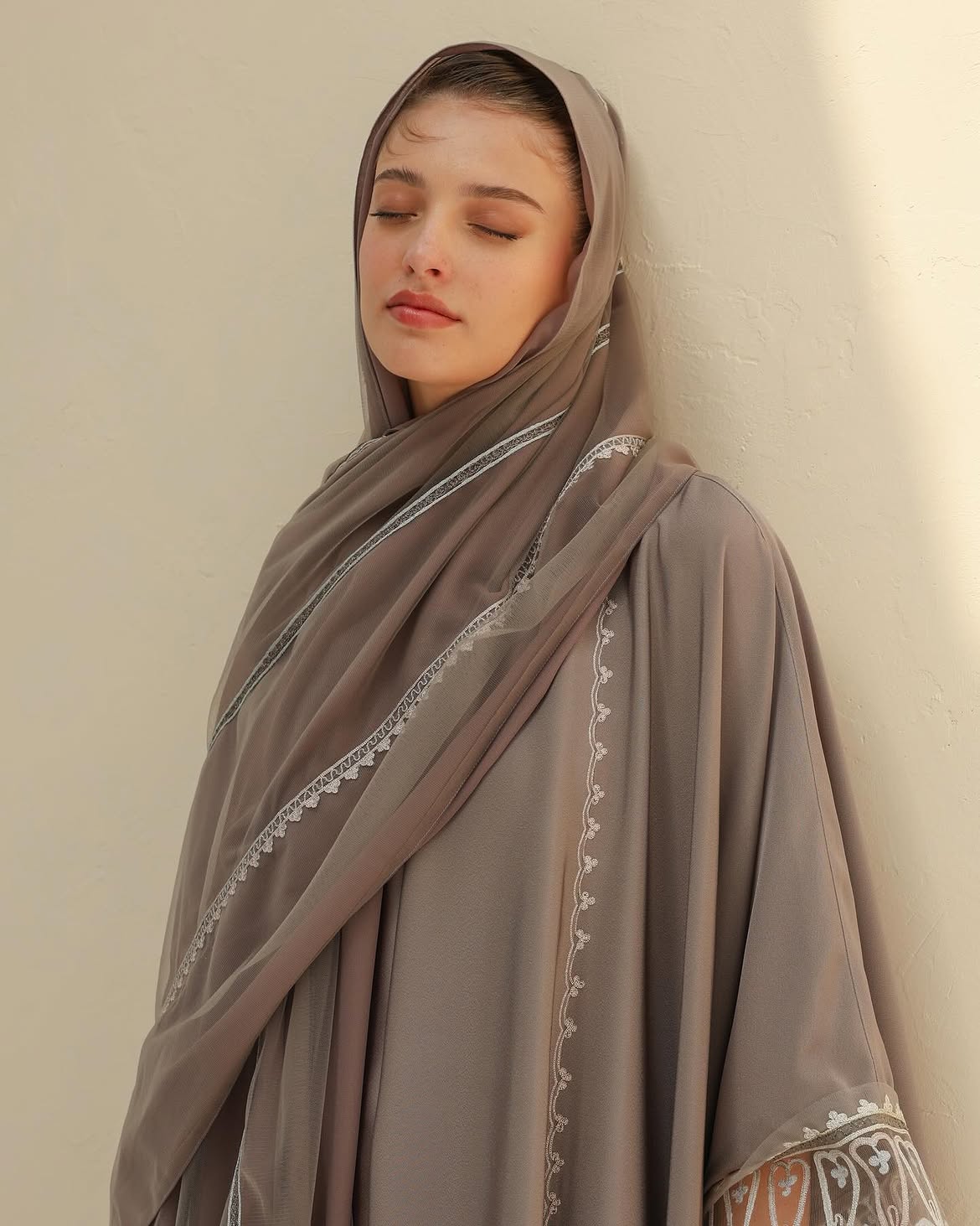 G222-M – وشاح شيفون بلون موكا – MIRA Y MANO