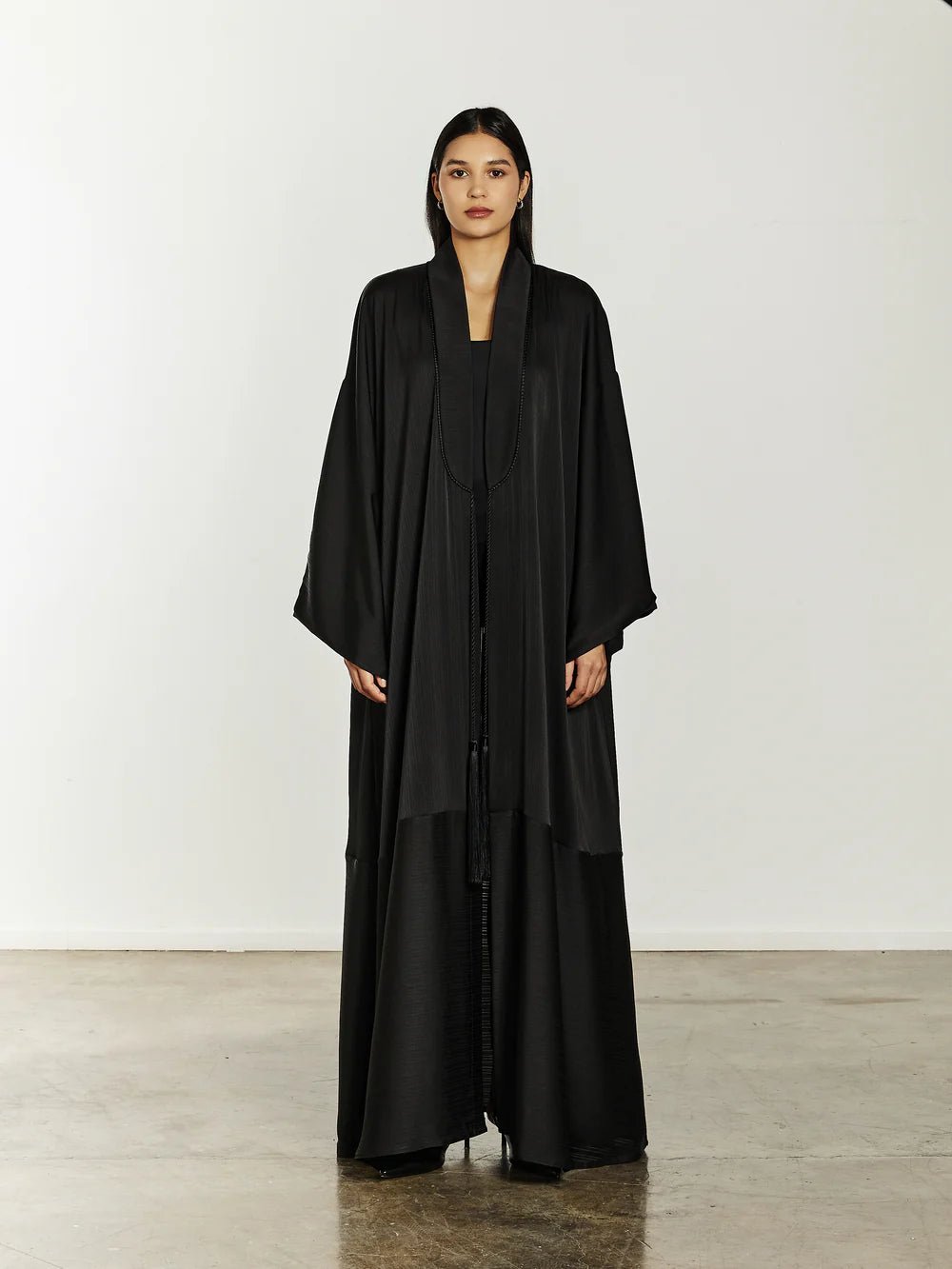 HAMADIS ICONIC - BK ABAYA - HAMADIS - MIRA Y MANO