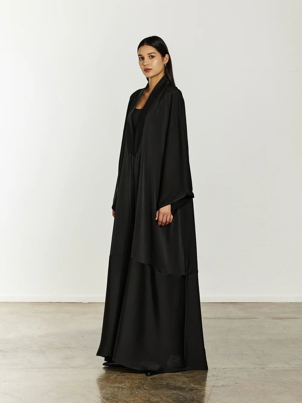 HAMADIS ICONIC - BK ABAYA - HAMADIS - MIRA Y MANO