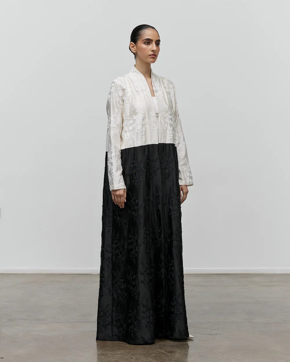 IN HER COMPANY ABAYA - HAMADIS - MIRA Y MANO