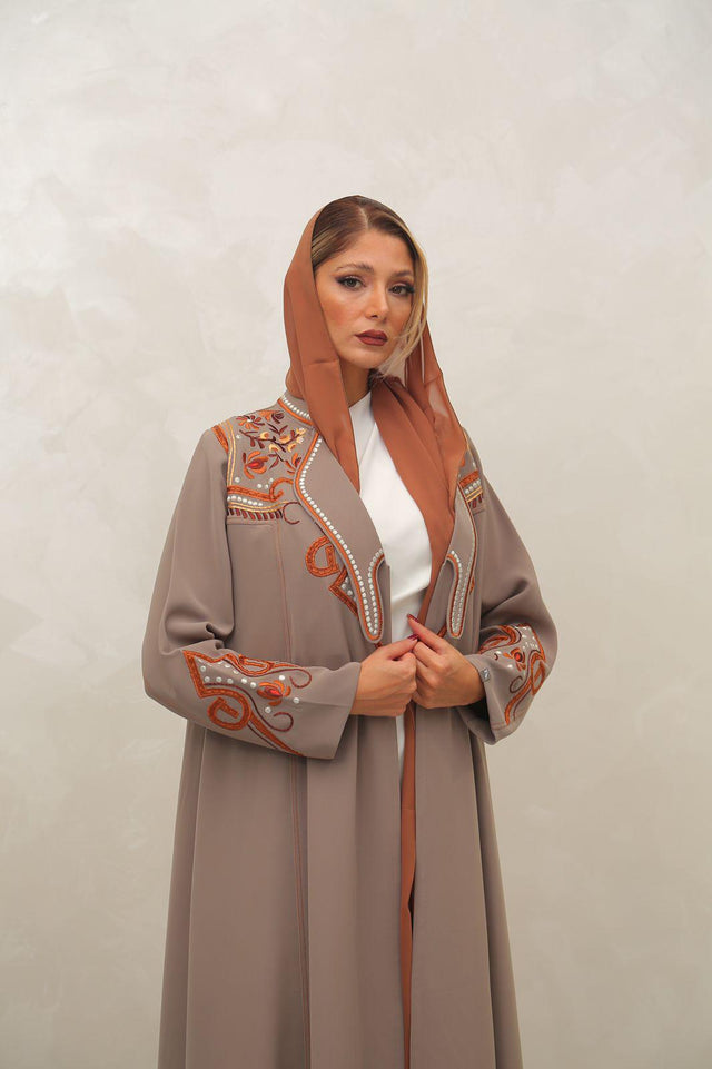 EM A118 ABAYA - IBTESAM ALANSARI - MIRA Y MANO