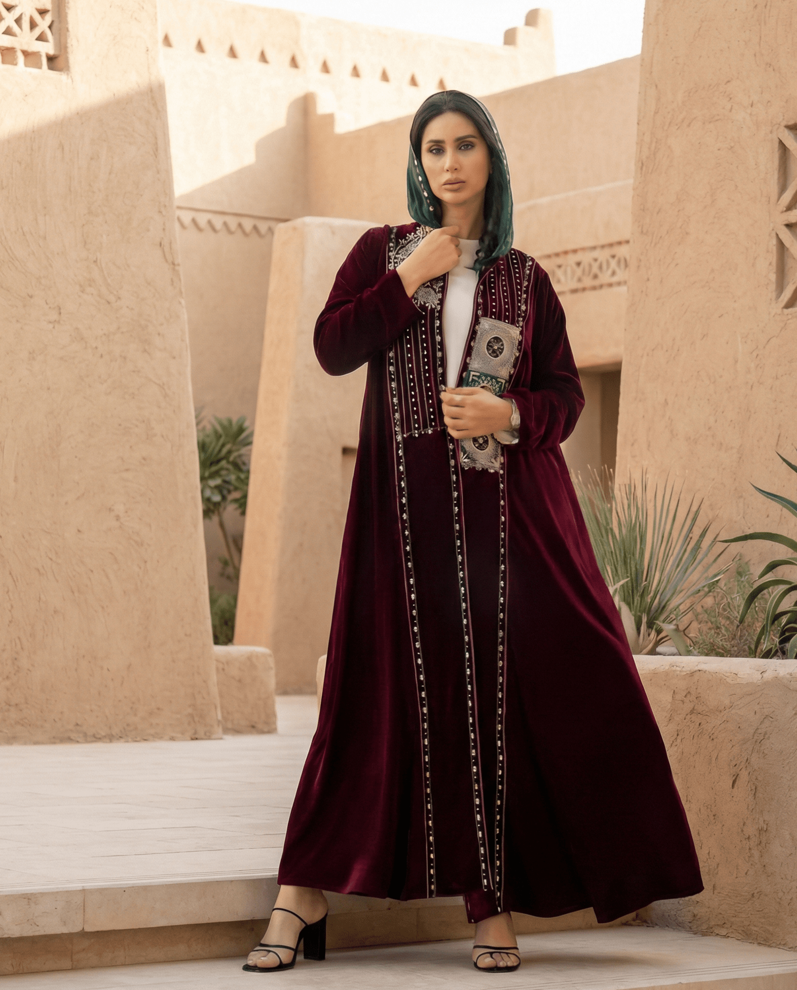 EM A211 ABAYA - IBTESAM ALANSARI - MIRA Y MANO