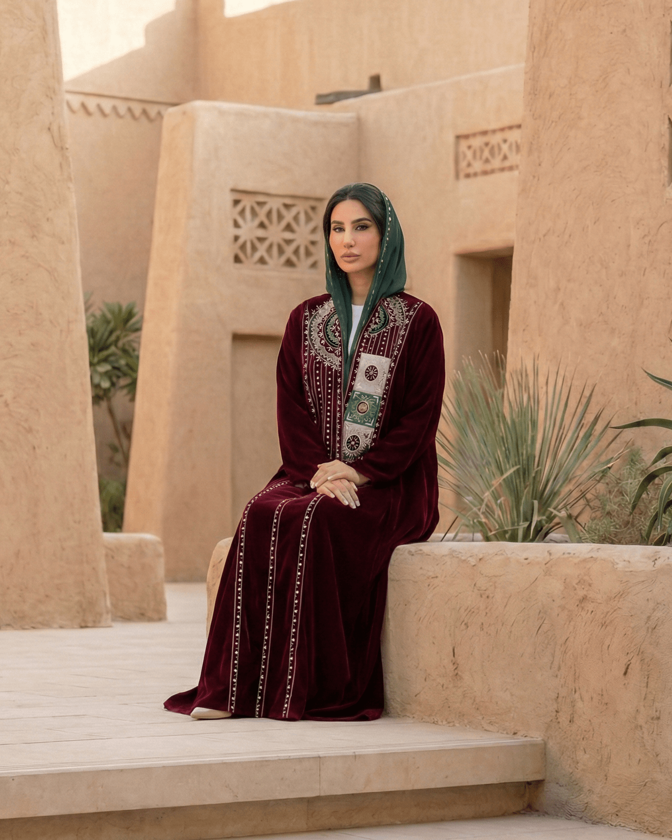 EM A211 ABAYA - IBTESAM ALANSARI - MIRA Y MANO