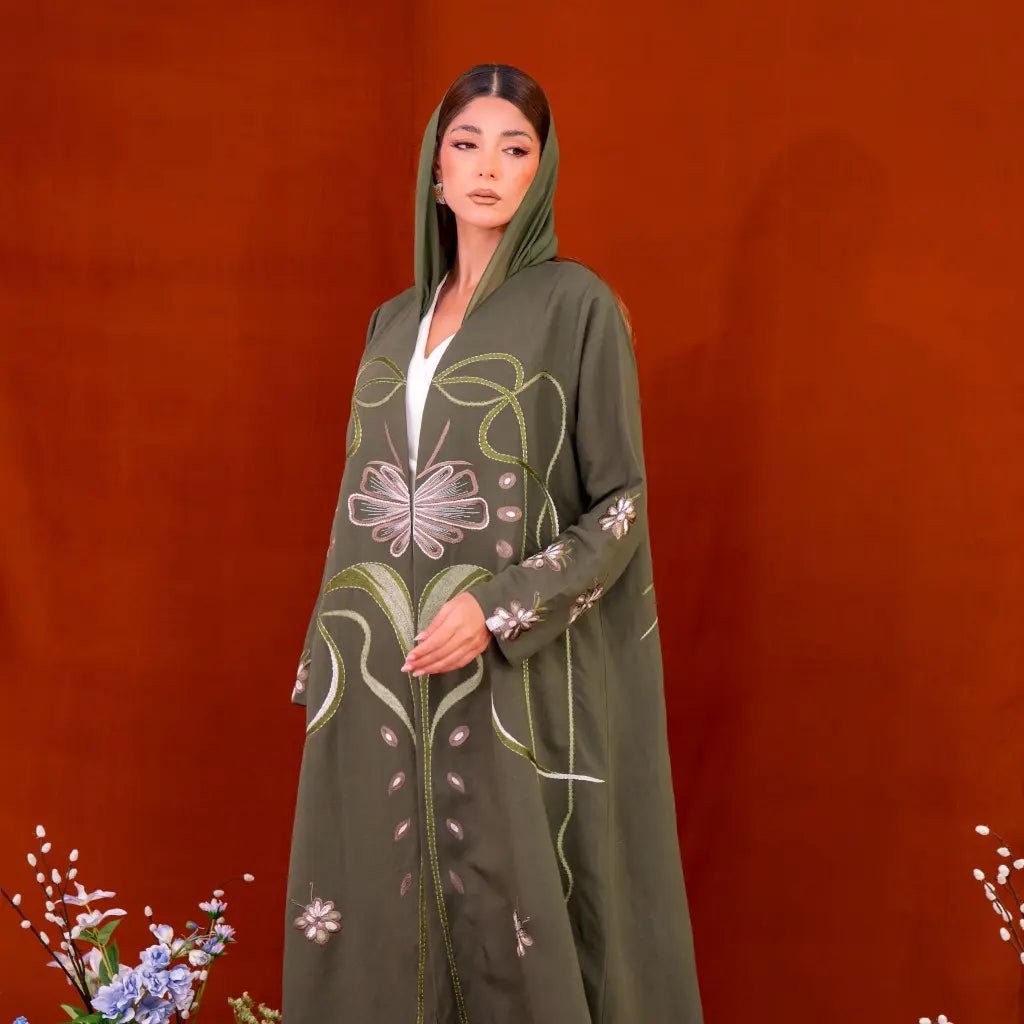 EM A244 ABAYA - IBTESAM ALANSARI - MIRA Y MANO