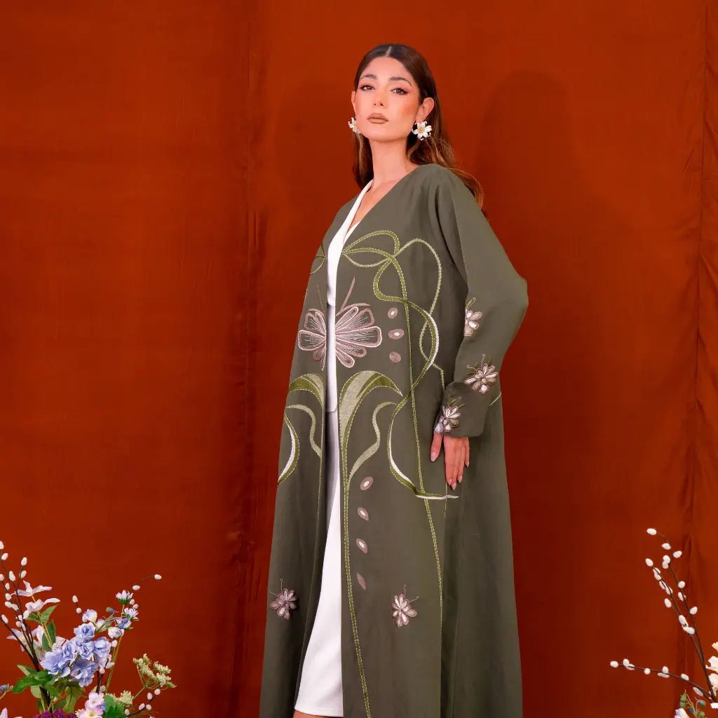 EM A244 ABAYA - IBTESAM ALANSARI - MIRA Y MANO