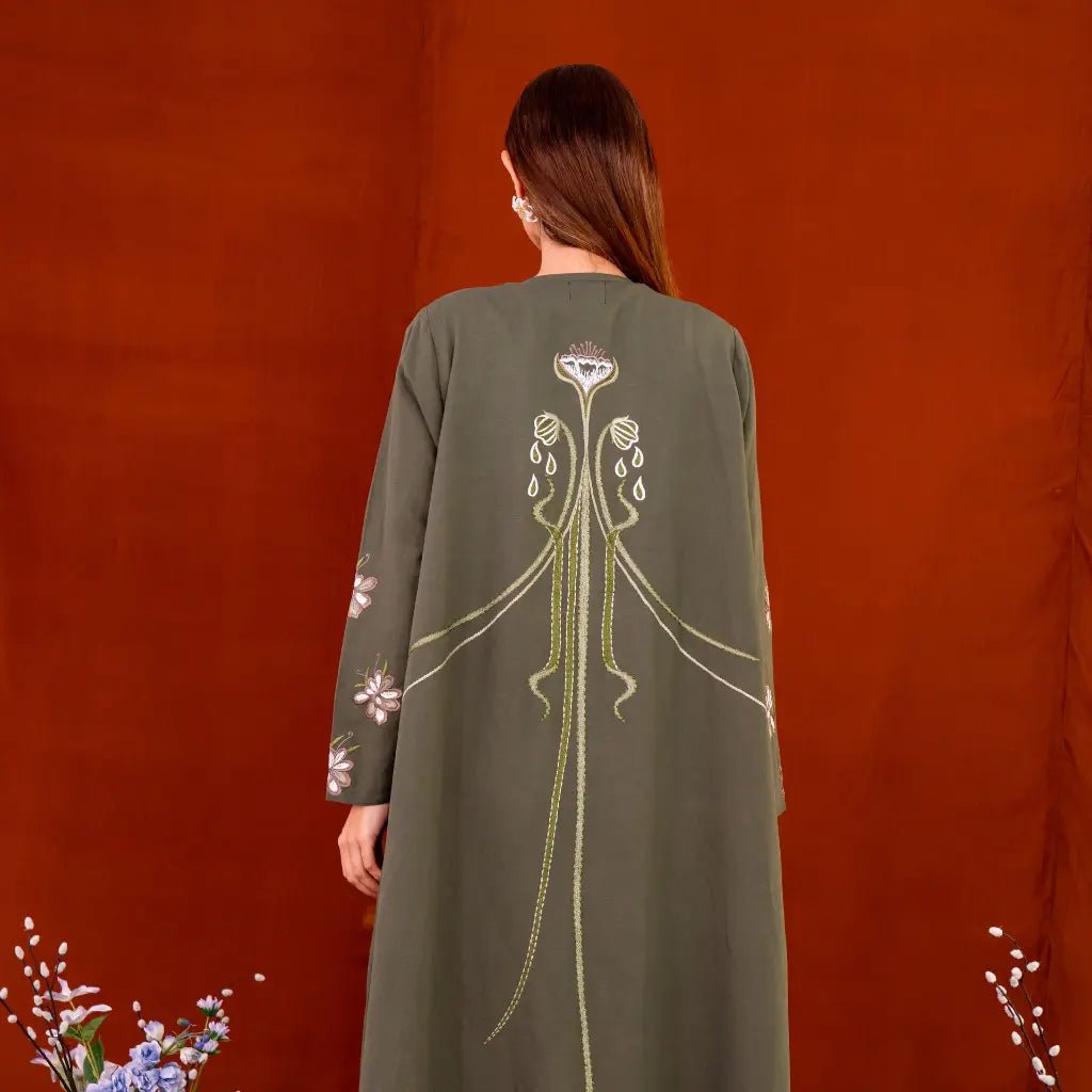 EM A244 ABAYA - IBTESAM ALANSARI - MIRA Y MANO