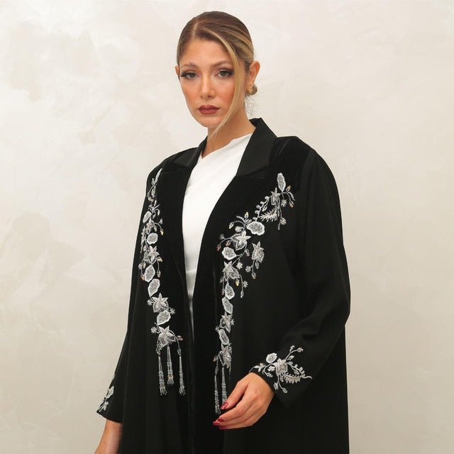 HWC A248 ABAYA - IBTESAM ALANSARI - MIRA Y MANO