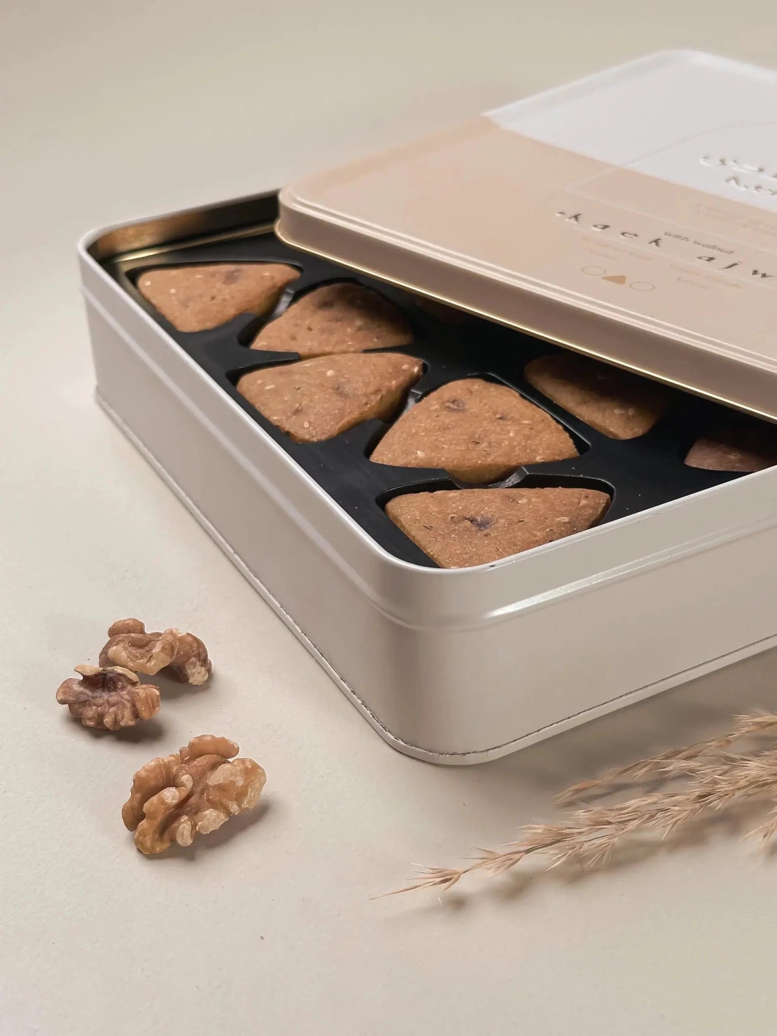 KAEK AJWA WITH WALNUTS - KAEK BLADY - MIRA Y MANO