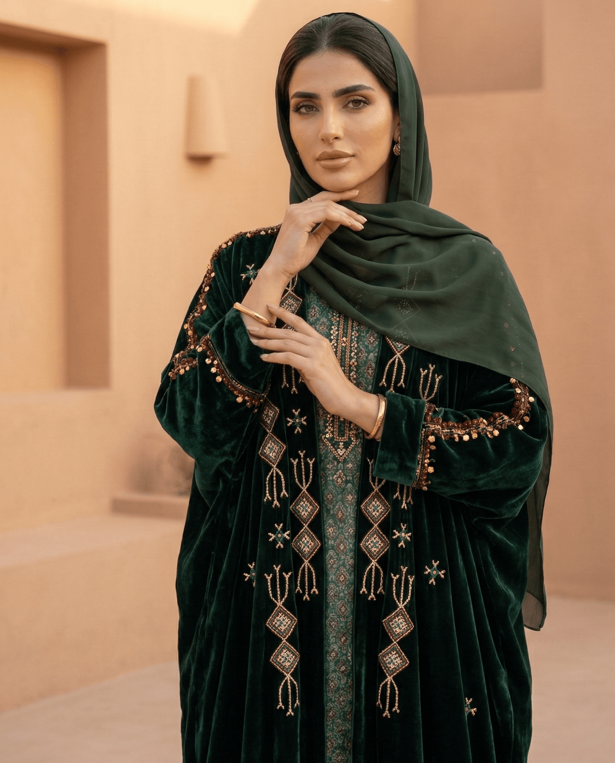 صورة للمنتج M0767 KRT – عباية – MIRA Y MANO