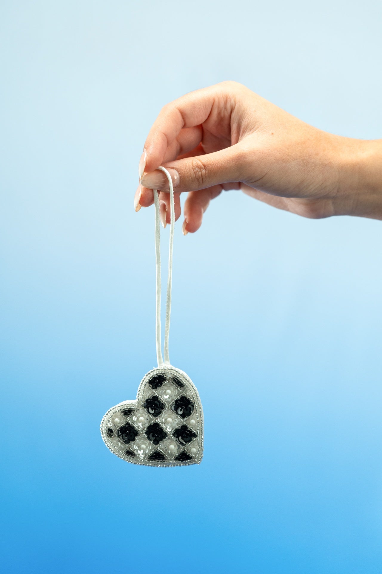 BH - 01 BLACK CHECKERED HEART CHARM - KHAM - MIRA Y MANO