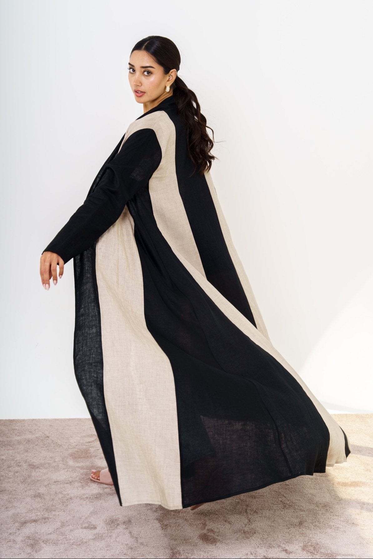 CJ - 01 CELESTE JET ABAYA - KHAM - MIRA Y MANO