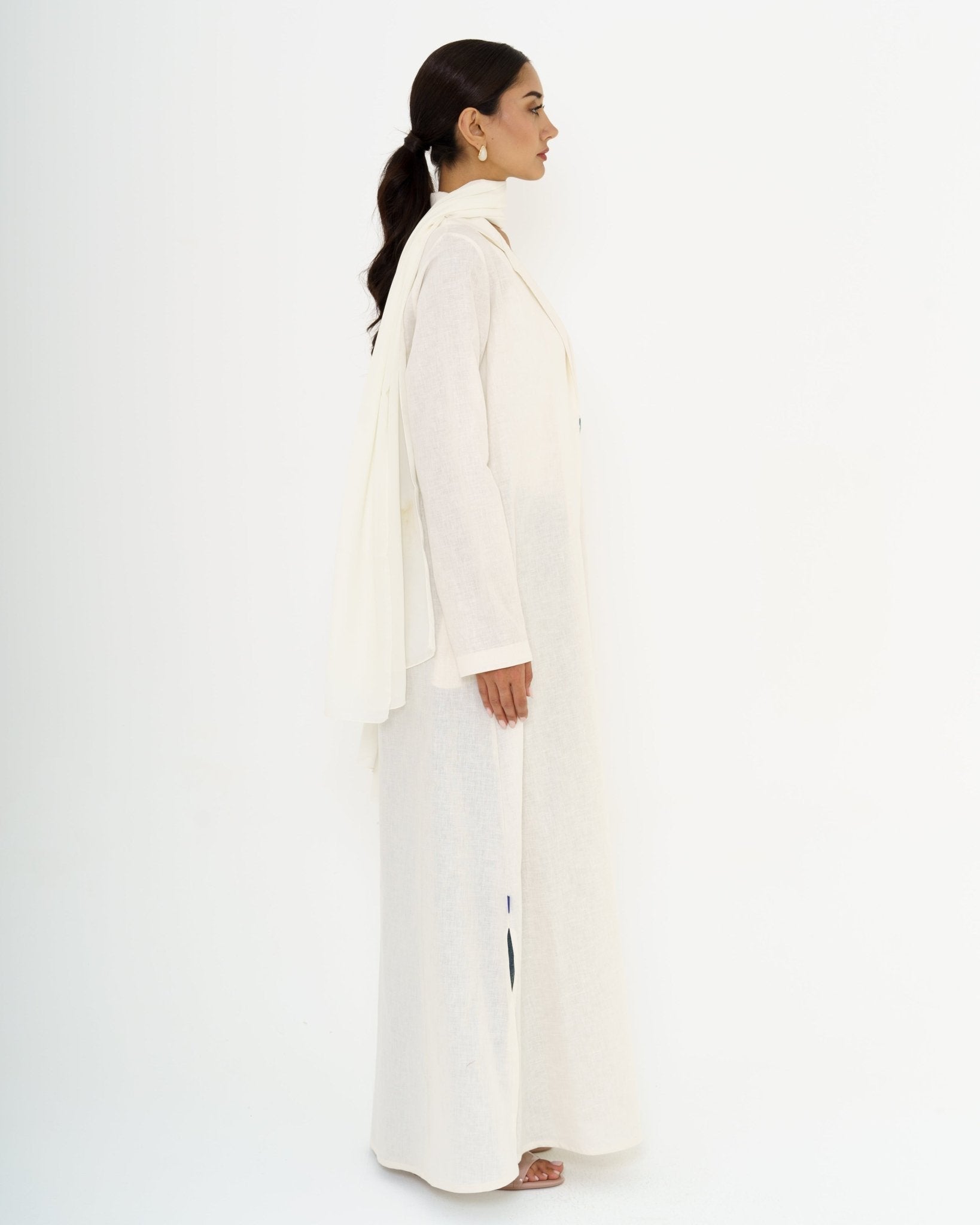 ELLIANA DAISY ABAYA - KHAM - MIRA Y MANO