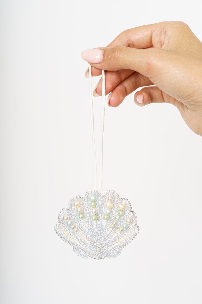 PEARLY CHARM - KHAM - MIRA Y MANO