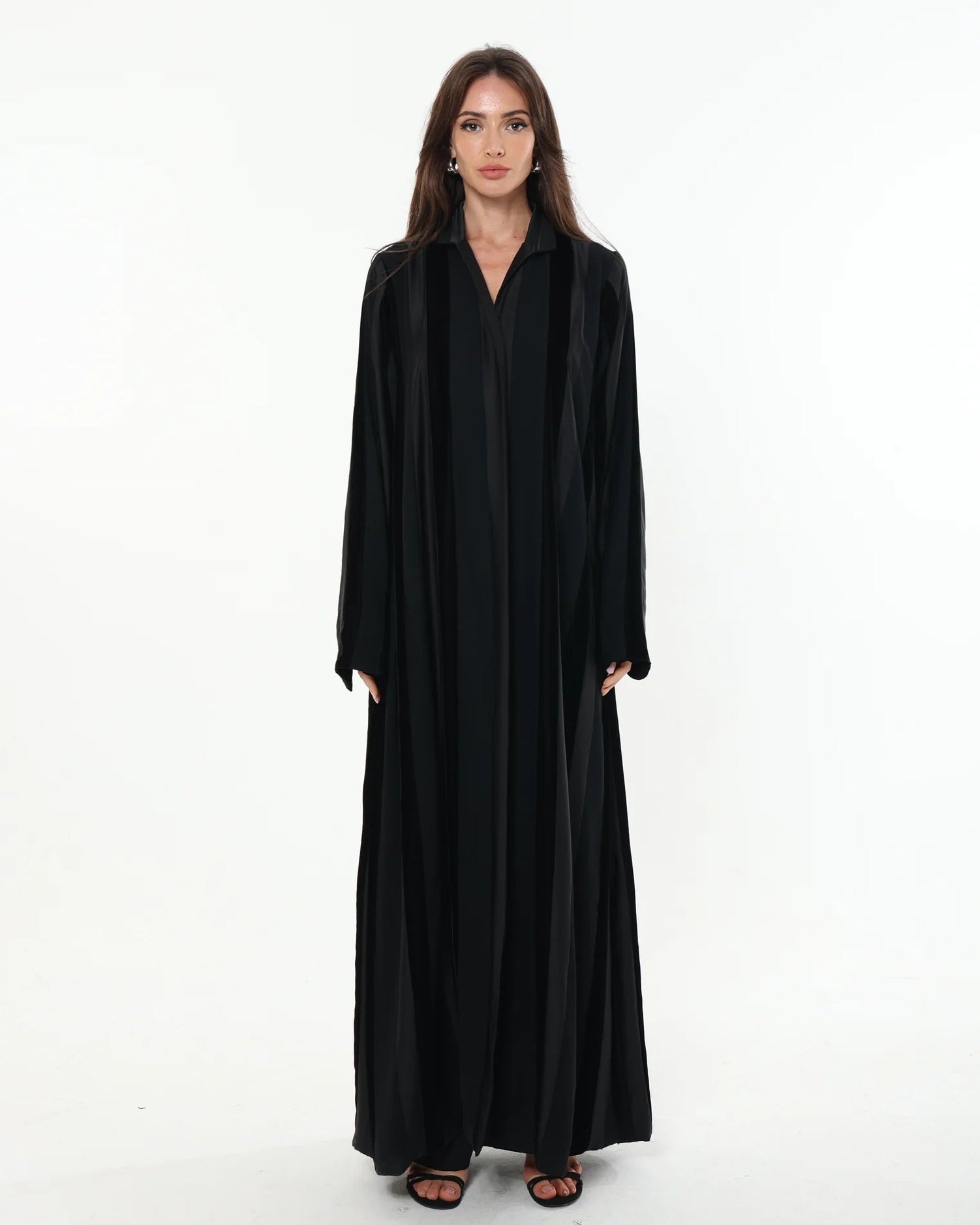 BLACK LAYERS ABAYA - LA SOIIE - MIRA Y MANO