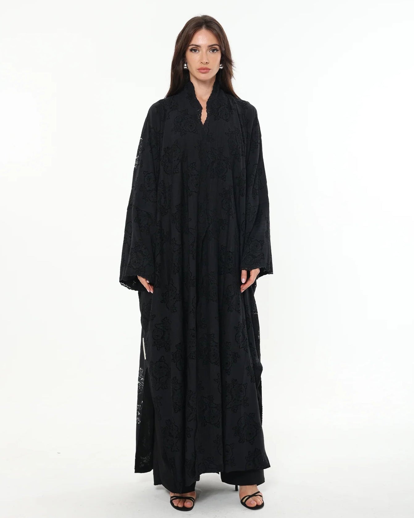 LACE BISHT ABAYA - LA SOIIE - MIRA Y MANO