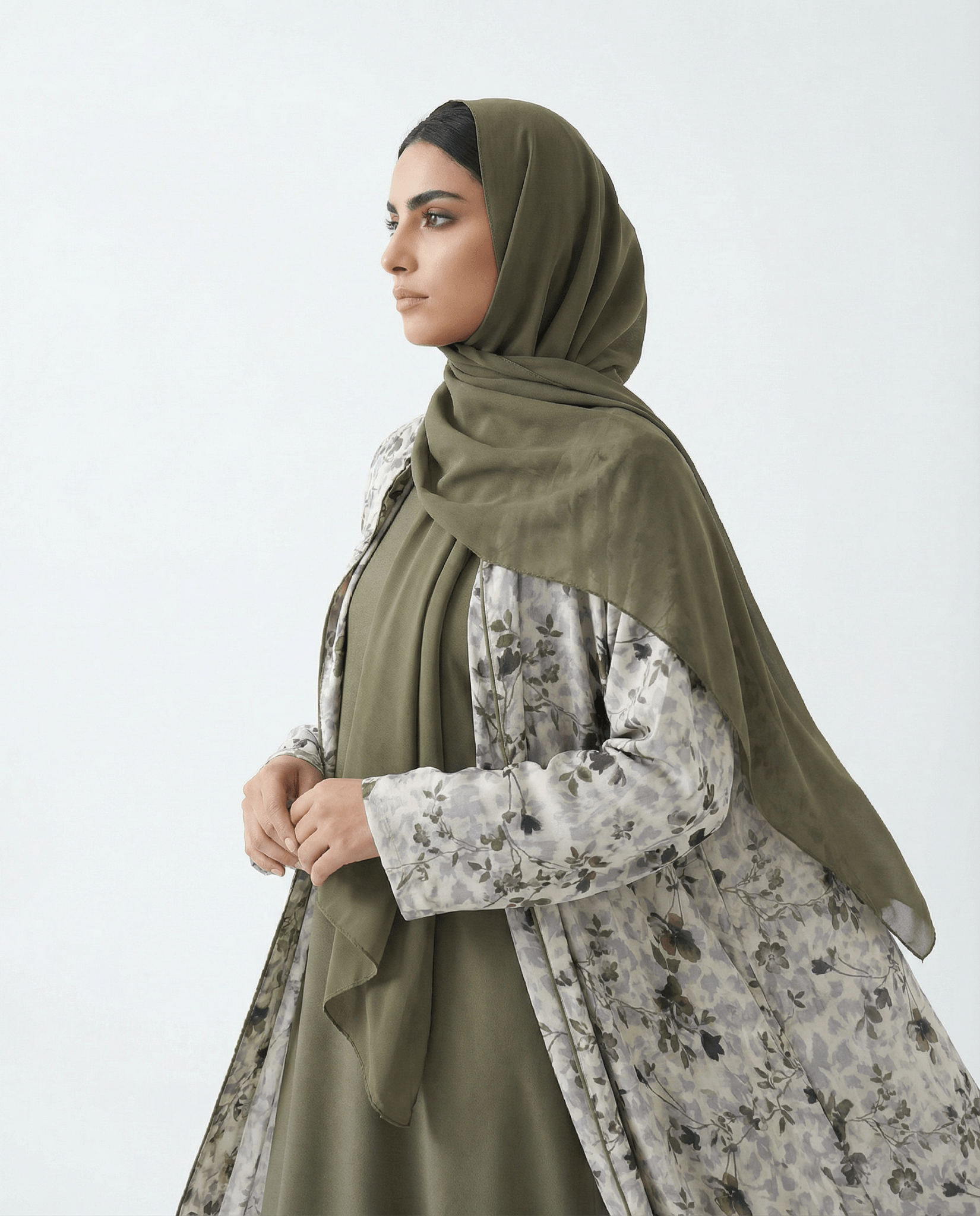 LA01053 - GP ABAYA - LAILA AL AWADHI - MIRA Y MANO