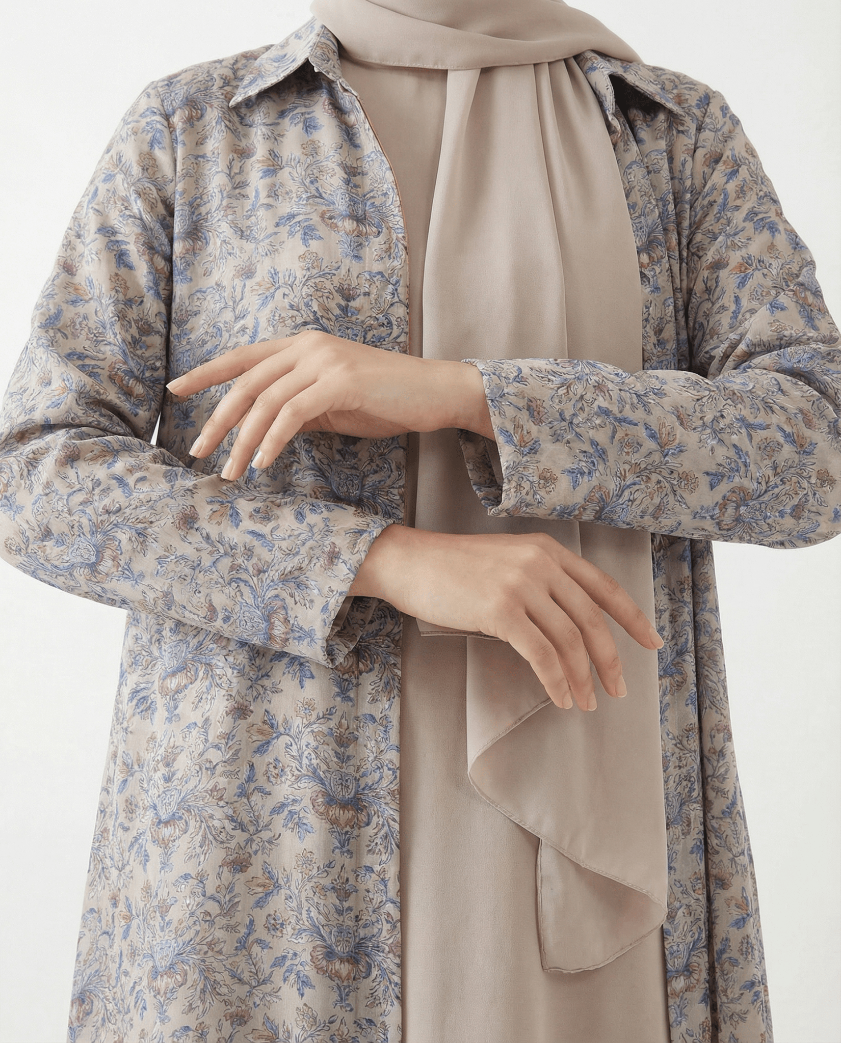 LA01053-LG ABAYA - LAILA AL AWADHI - MIRA Y MANO