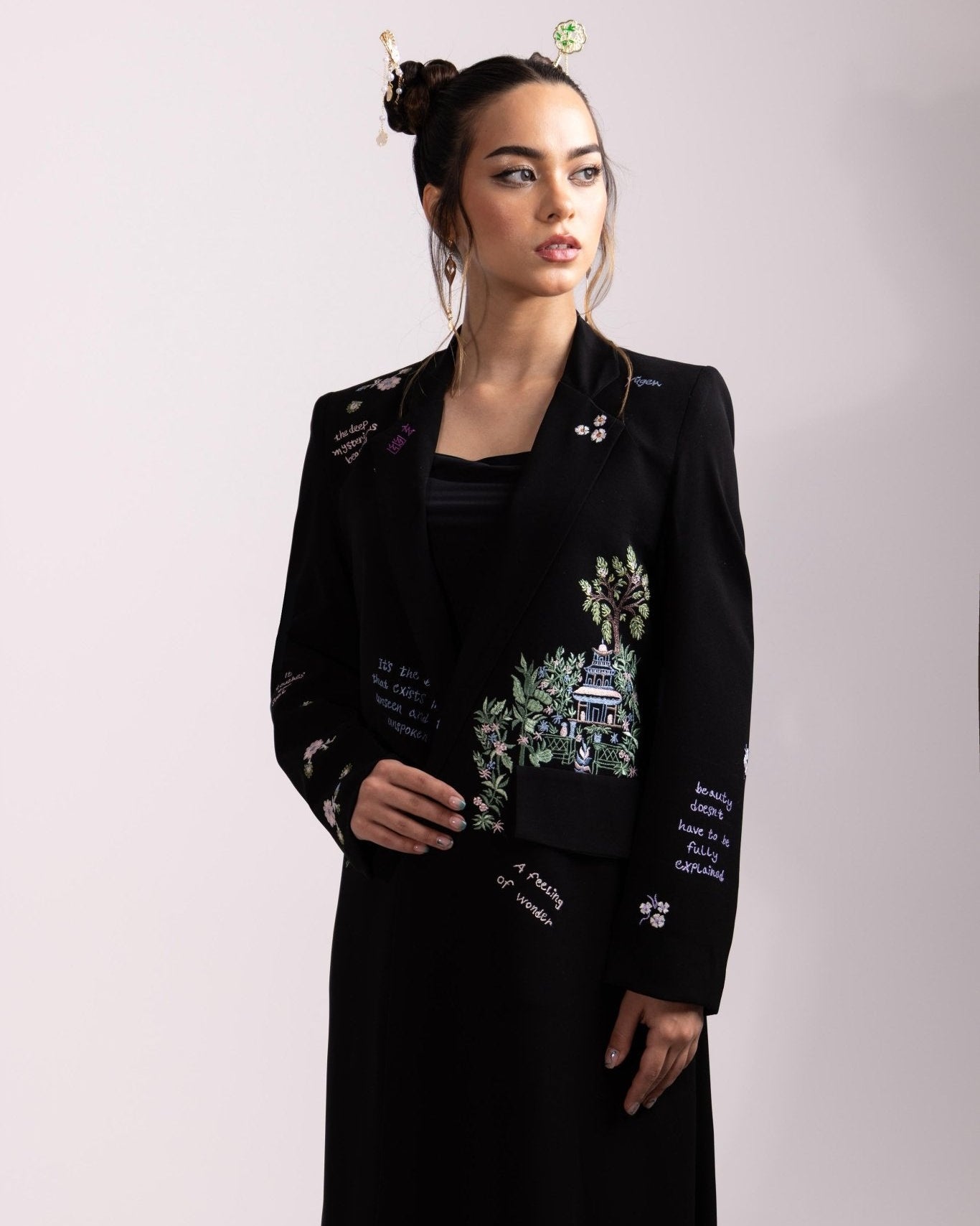 LA01056 - BK ABAYA - LAILA AL AWADHI - MIRA Y MANO