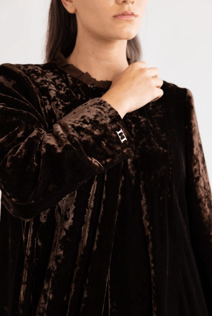 LA01134 - DBN ABAYA - LAILA AL AWADHI - MIRA Y MANO