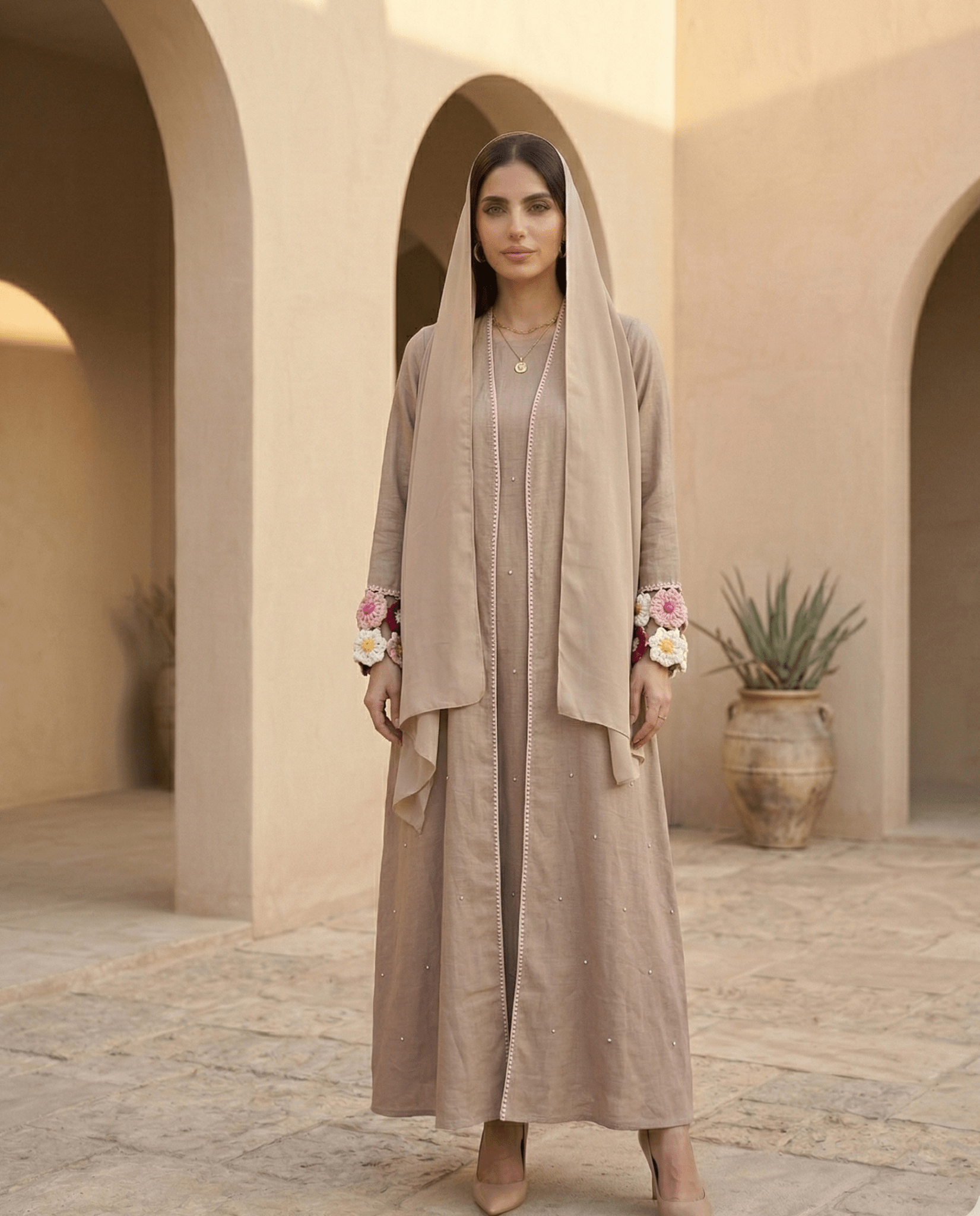 LA01146 - BR ABAYA - LAILA AL AWADHI - MIRA Y MANO