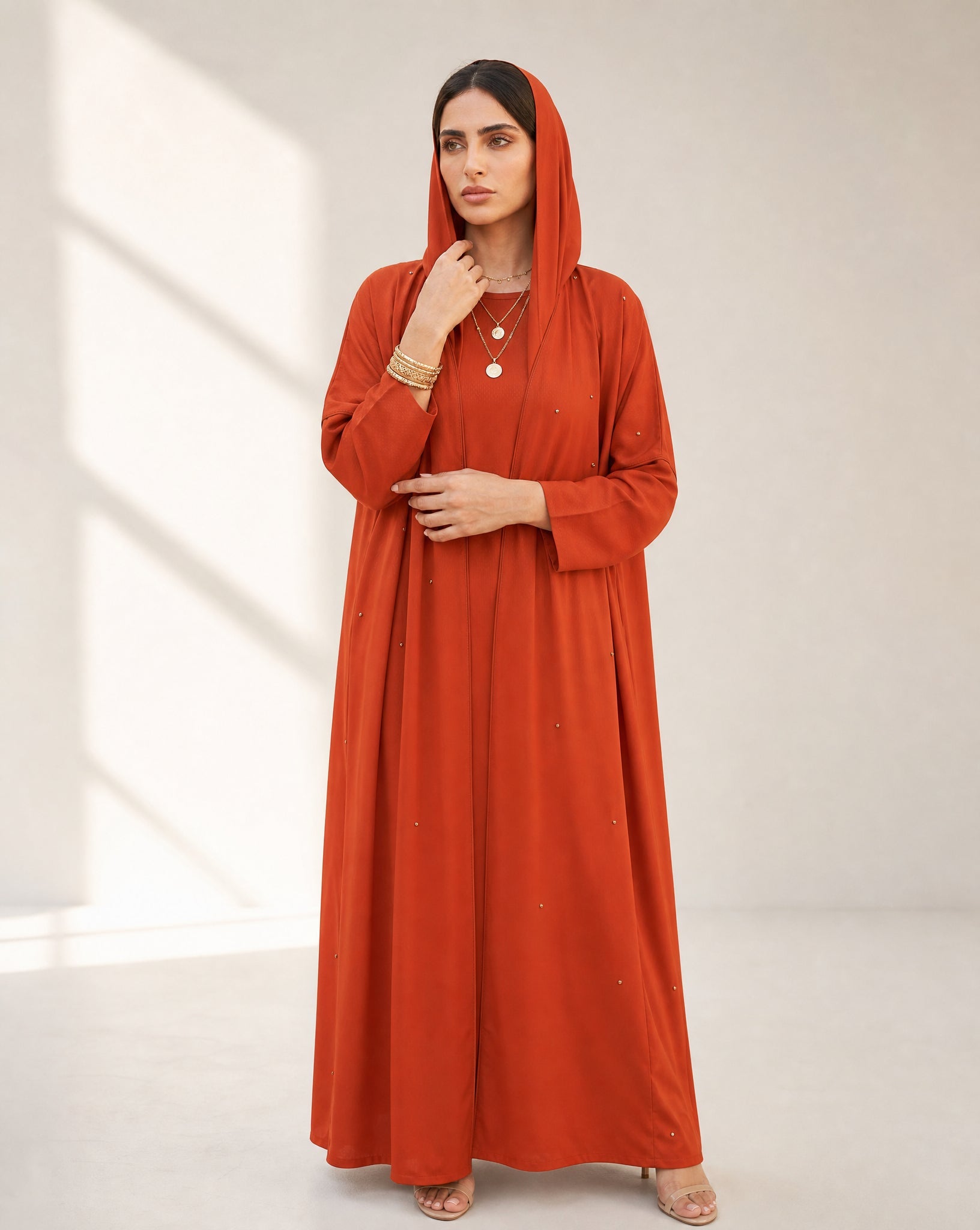 LA01149-OR ABAYA - LAILA AL AWADHI - MIRA Y MANO