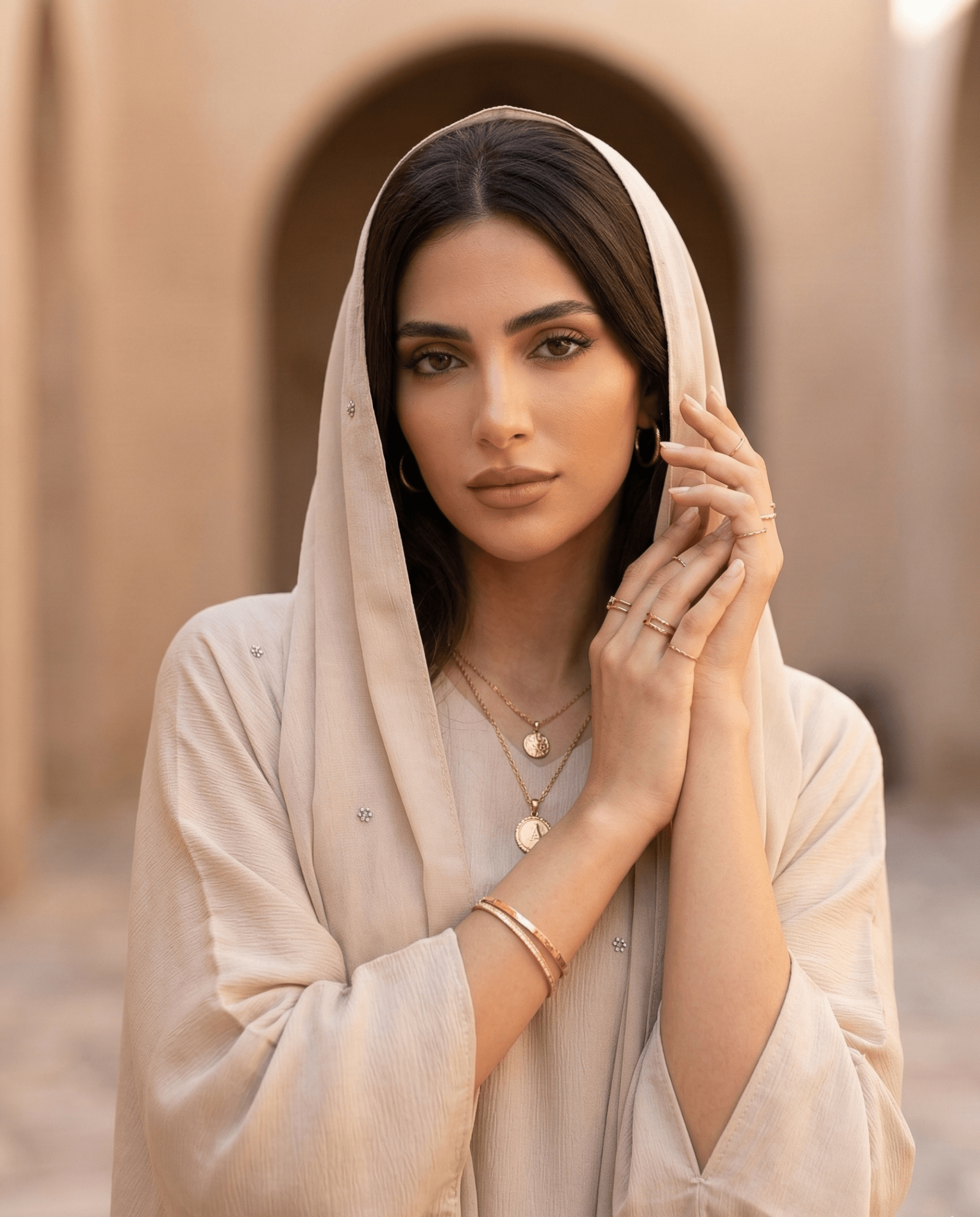 LA01149 - OW ABAYA - LAILA AL AWADHI - MIRA Y MANO