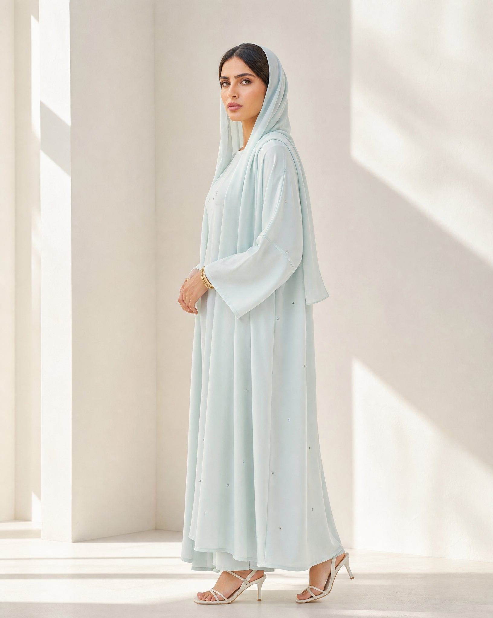 LA01149-PB ABAYA - LAILA AL AWADHI - MIRA Y MANO
