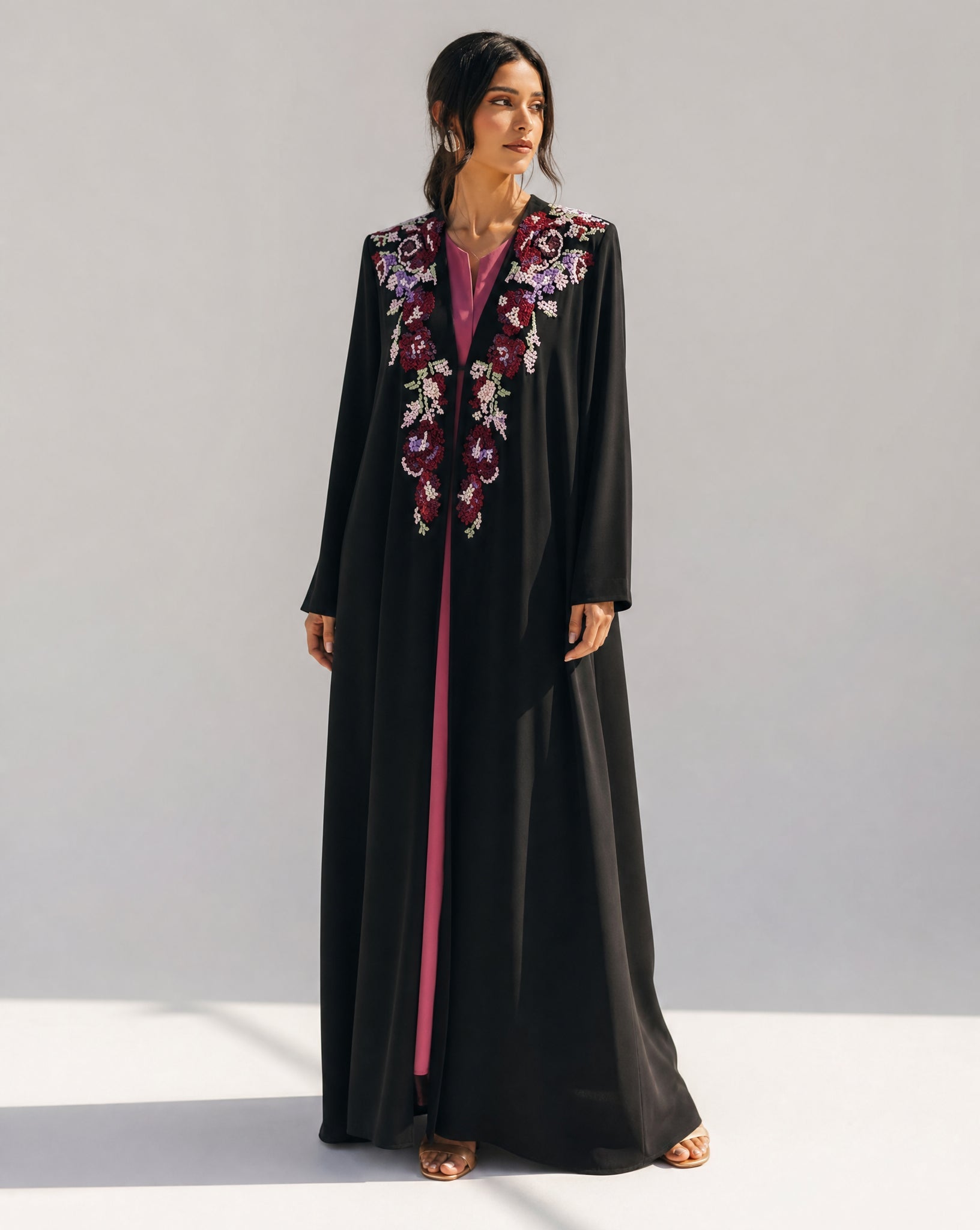 LA01161-PB ABAYA - LAILA AL AWADHI - MIRA Y MANO