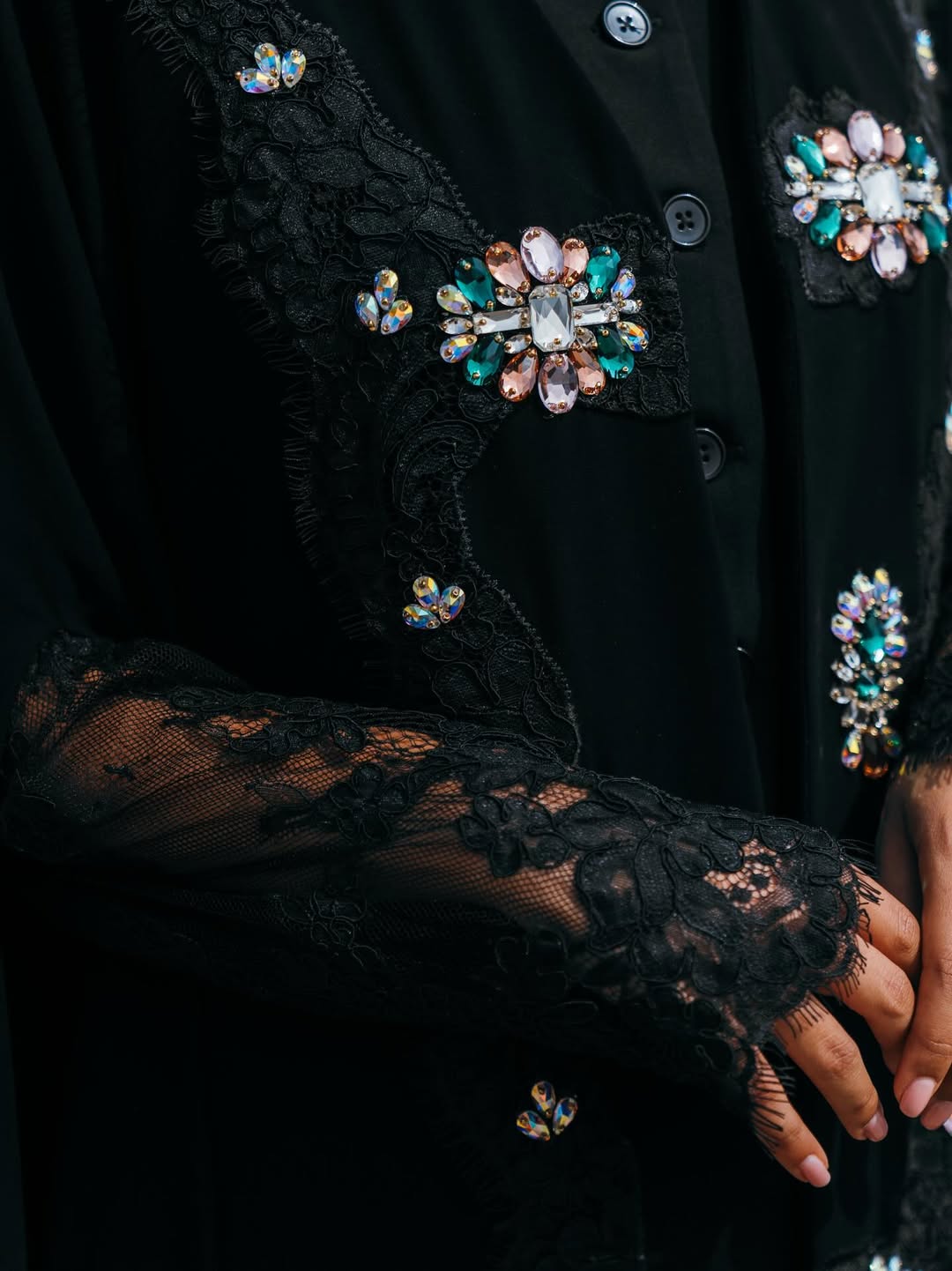 LA01162-BL ABAYA - LAILA AL AWADHI - MIRA Y MANO
