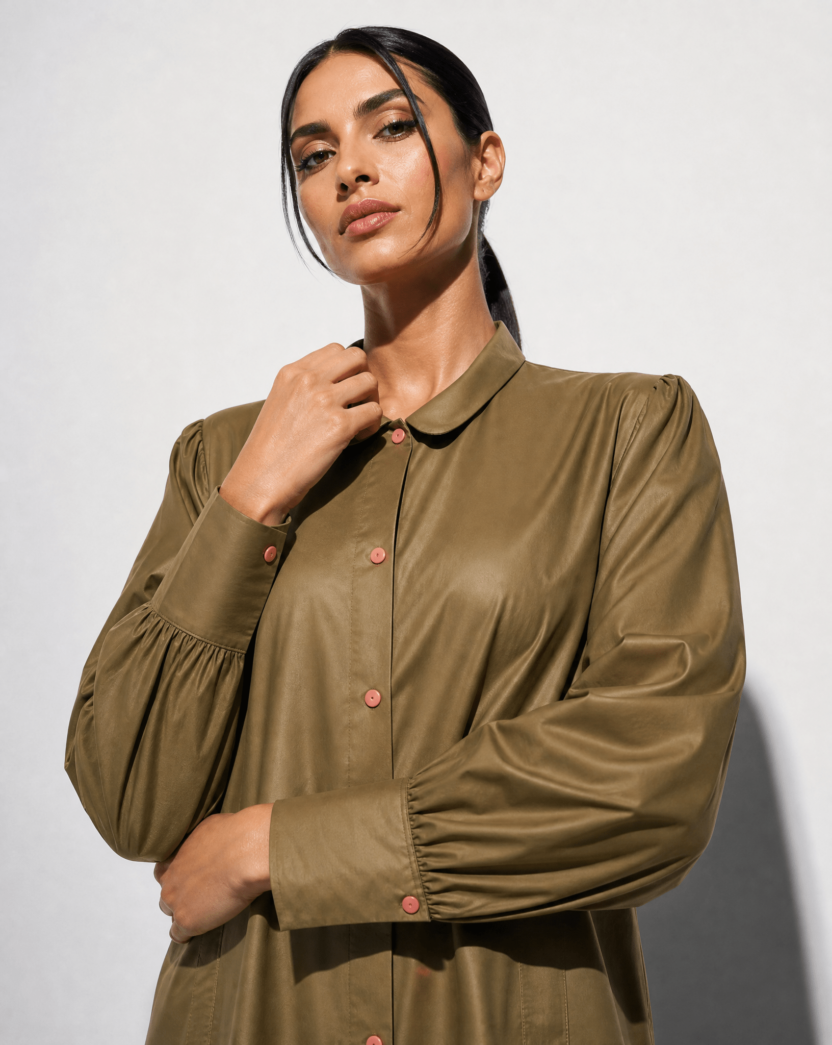 LA01193-OL – Olive Polyester Abaya - LAILA AL AWADHI - MIRA Y MANO