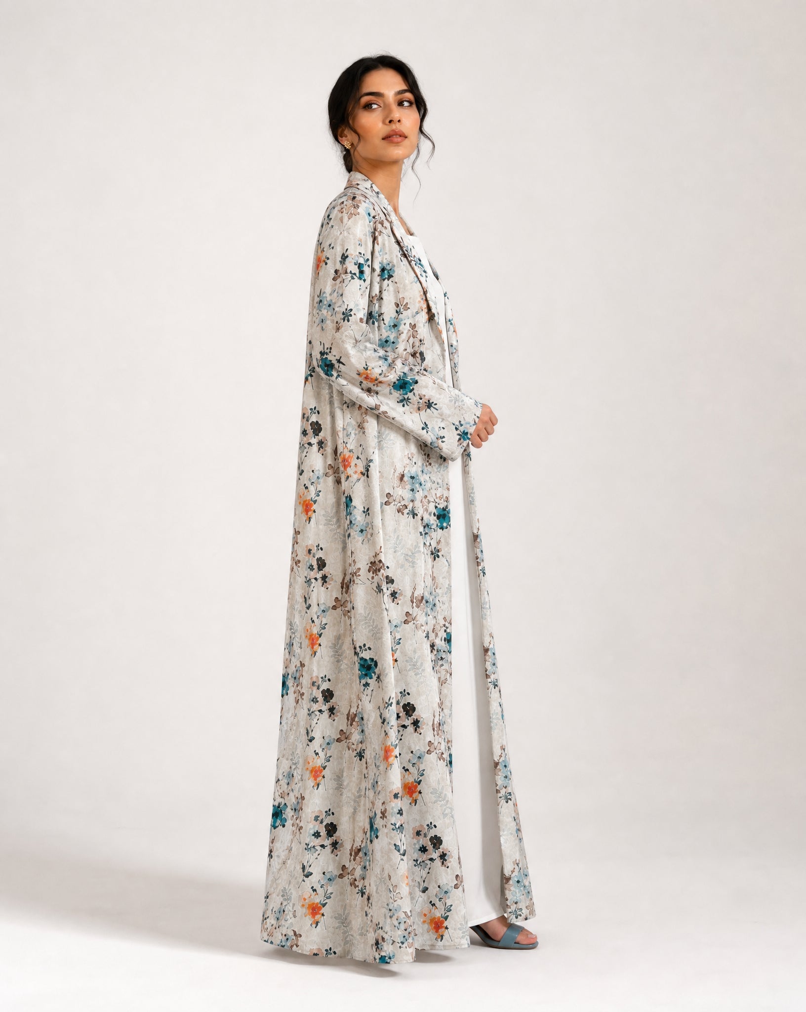 LA0932.DB ABAYA - LAILA AL AWADHI - MIRA Y MANO