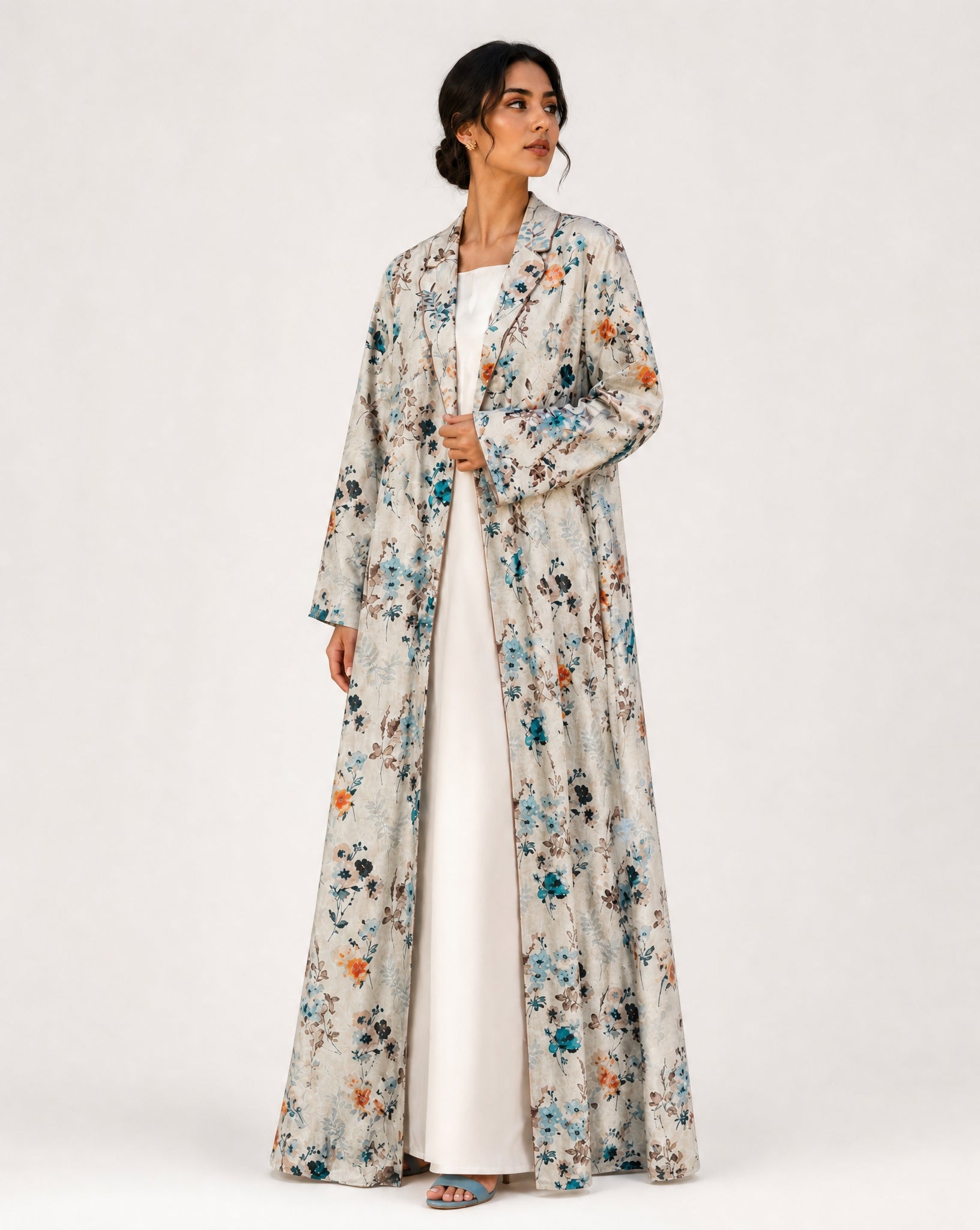 LA0932.DB ABAYA - LAILA AL AWADHI - MIRA Y MANO