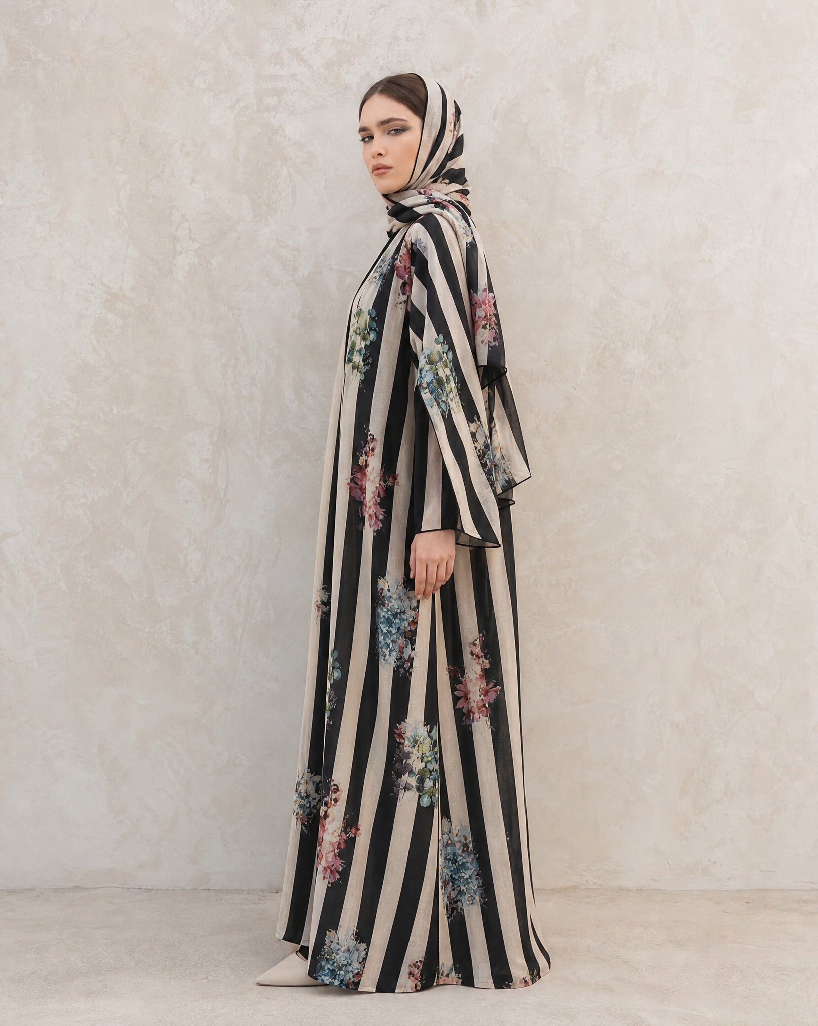 LA0938-LI ABAYA - LAILA AL AWADHI - MIRA Y MANO