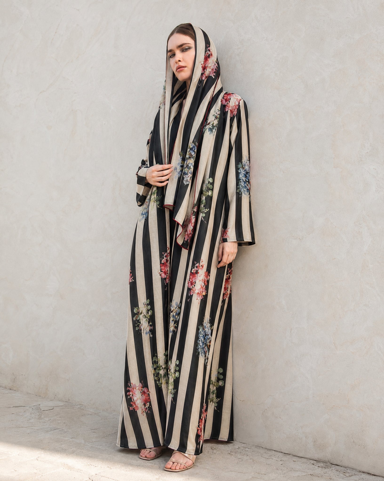 LA0938-LI ABAYA - LAILA AL AWADHI - MIRA Y MANO