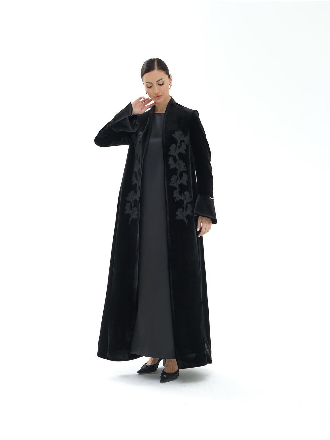 LE006 - BK - A ABAYA - LEGACY - MIRA Y MANO