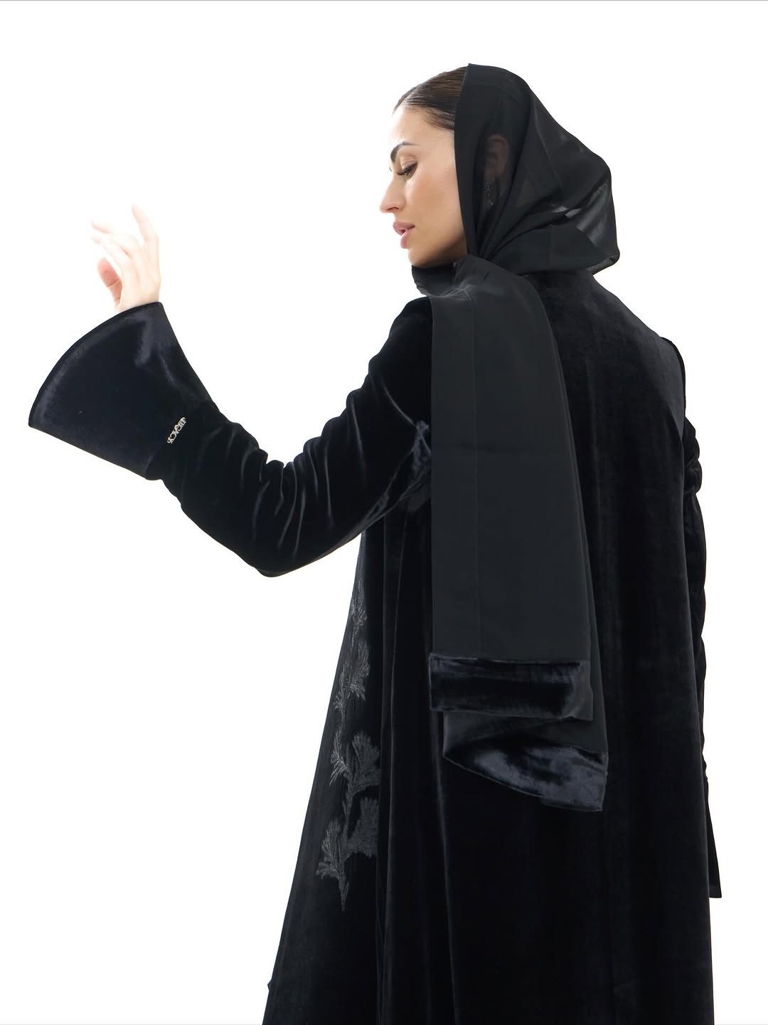 LE006 - BK - A ABAYA - LEGACY - MIRA Y MANO